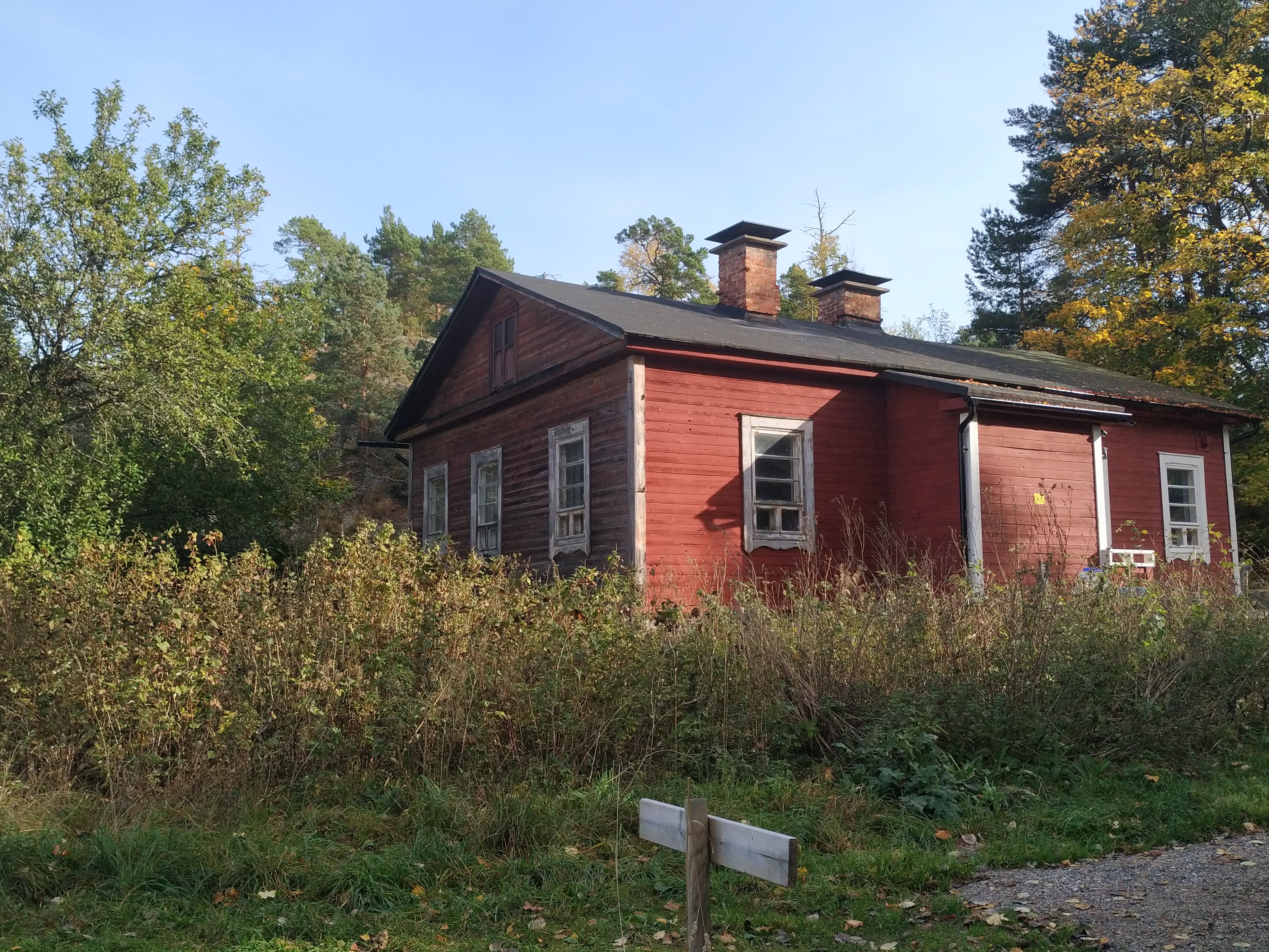 Puutalo Kuninkaansaaressa. Alunperin venäläisen upseerin asunnoksi valmistunut talo rakennettiin 1880-luvulla. Kuninkaansaari ja sen viereinen Vallisaari olivat Veäjän vallan aikana Venäjän armeijan varuskunta-aluetta. rephoto