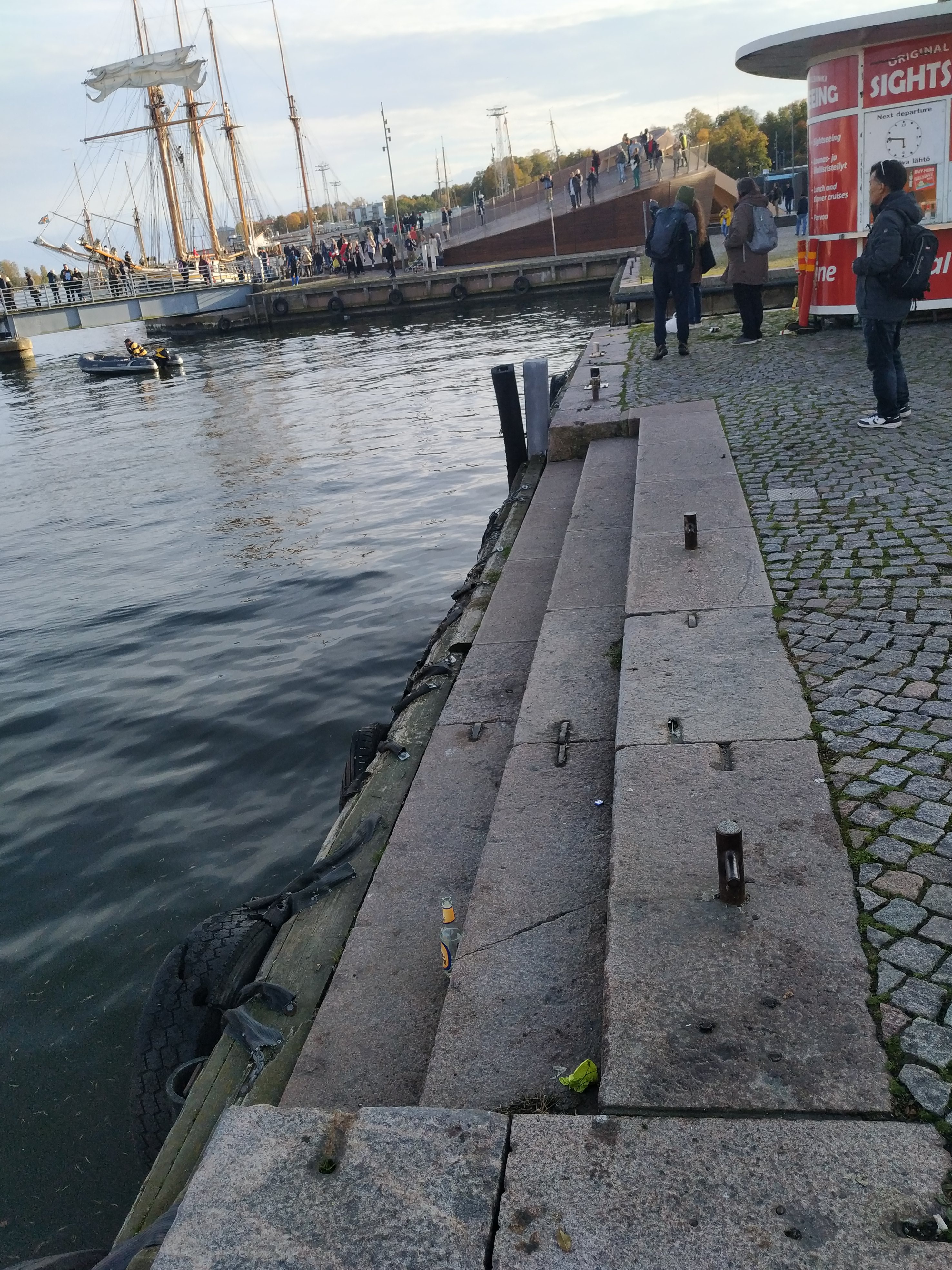 Kalaa myydään veneistä Kolera-altaalla, takana Kauppahalli. rephoto