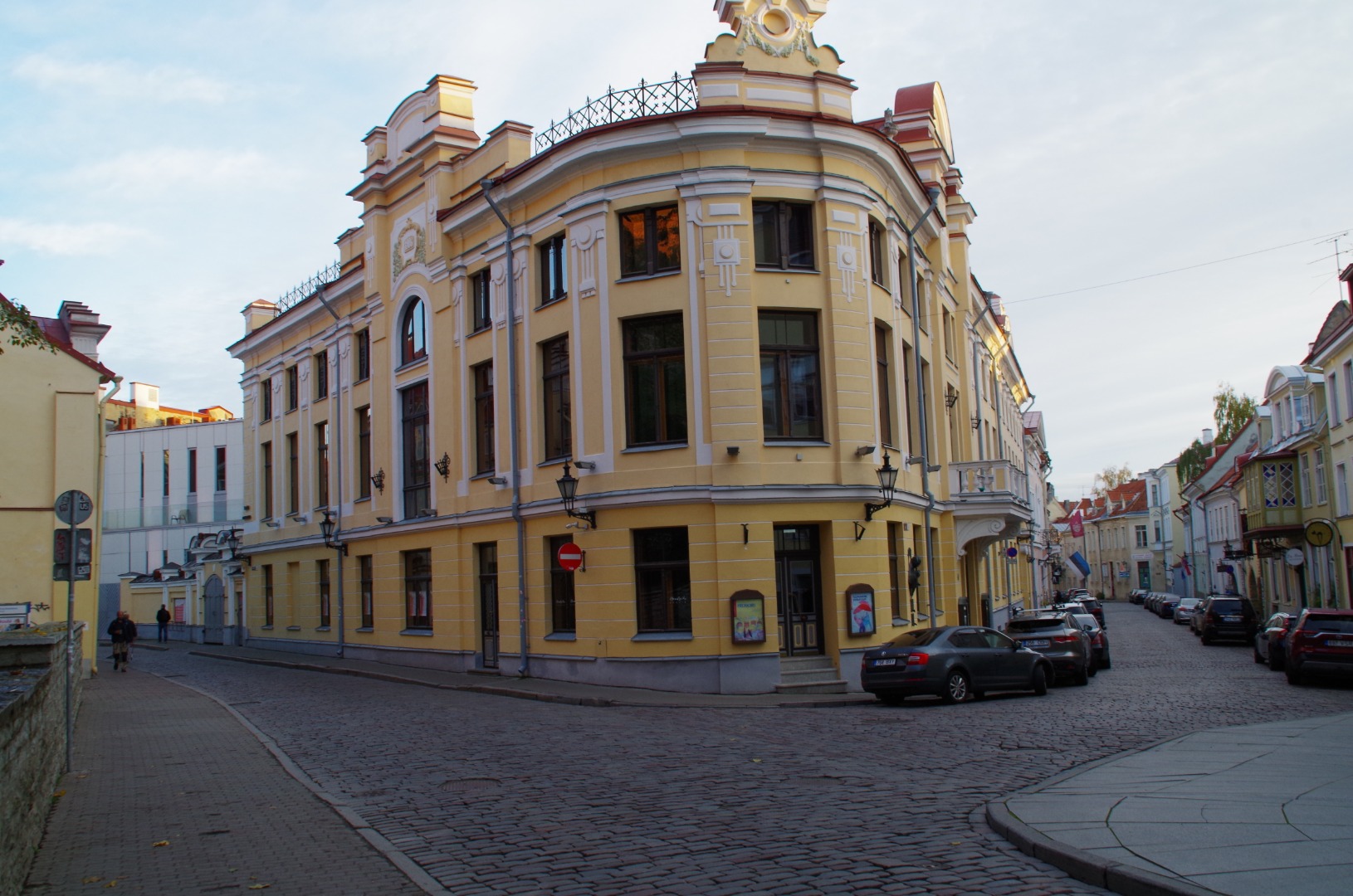 Nukuteater, end Aadliklubi, hoone vaade tänavanurgalt. Arhitektid Nikolai Thamm noorem, Arthur Hoyningen-Huene rephoto