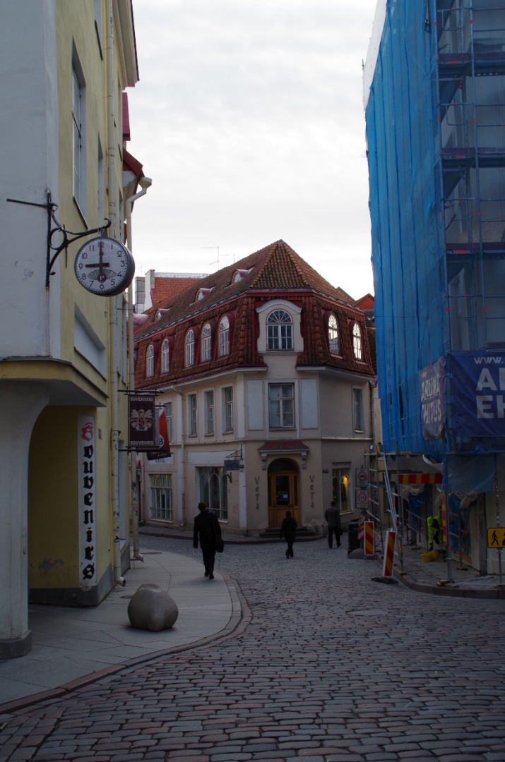 The crossing of Nunne, Pika and Rataskaevu streets in the Old Town of Tallinn rephoto