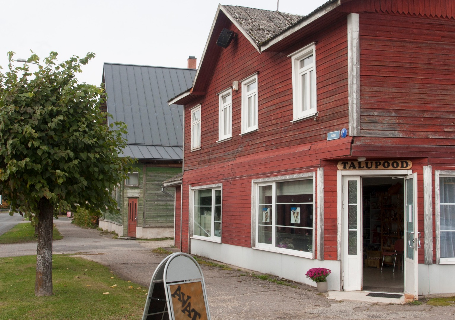 fotopostkaart, Suure-Jaani khk, Suure-Jaani, Pärnu tn, apteek, kauplus, u 1930, foto. A. Järvekülg rephoto