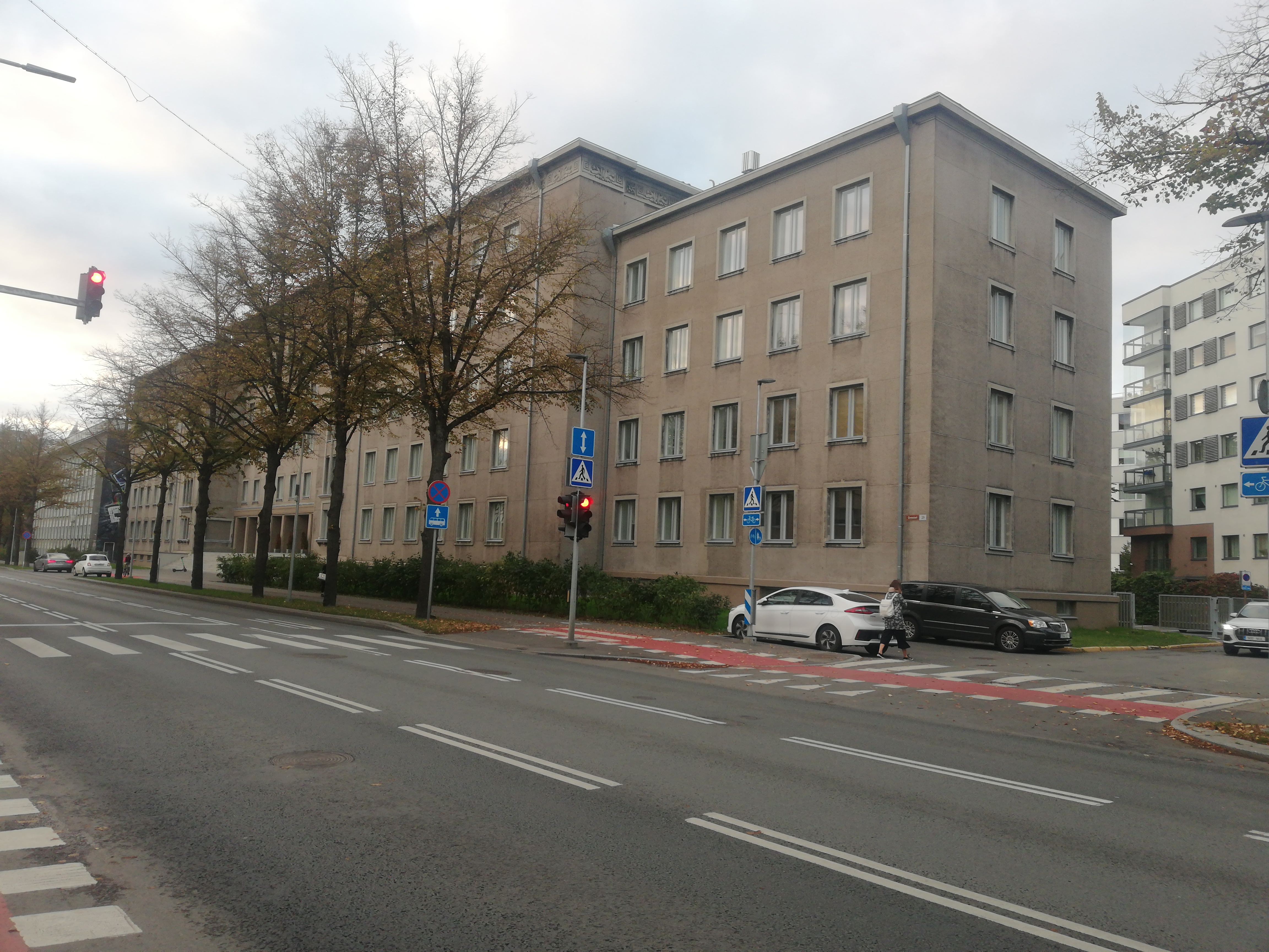 Haldushoone Tallinnas (Sotsiaalministeerium), vaade, taustal raadiomast. Arhitektid Peeter Tarvas, Heiki Karro rephoto