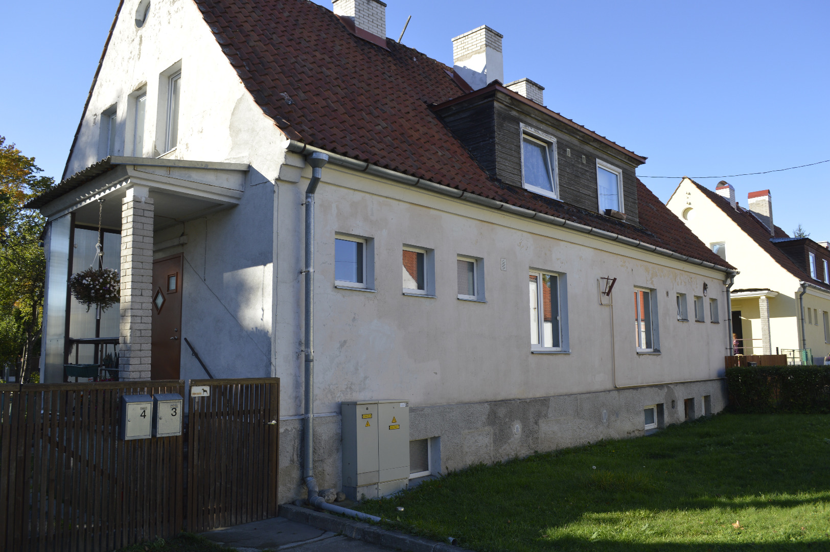 Elamud Tallinnas Sirbi tn asumis, vaade piki tänavat. Arhitektid Roman Koolmar, Karl Tarvas rephoto