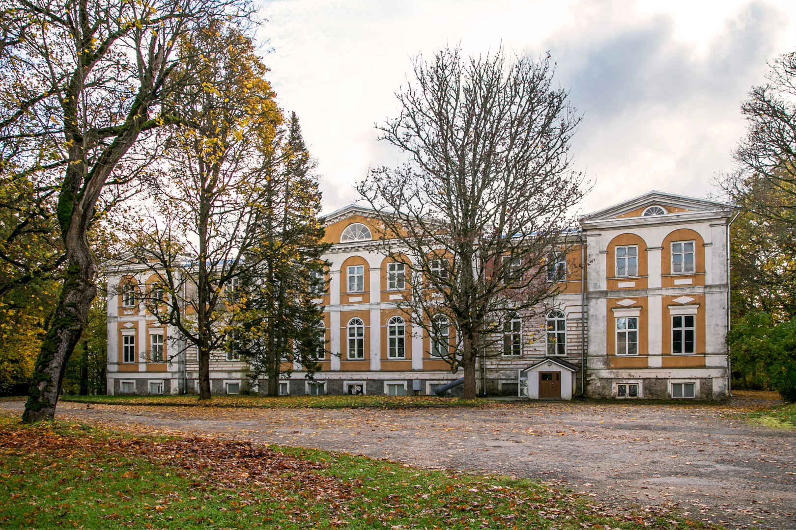 Behind the main building of Kuremaa Manor. 1960 rephoto