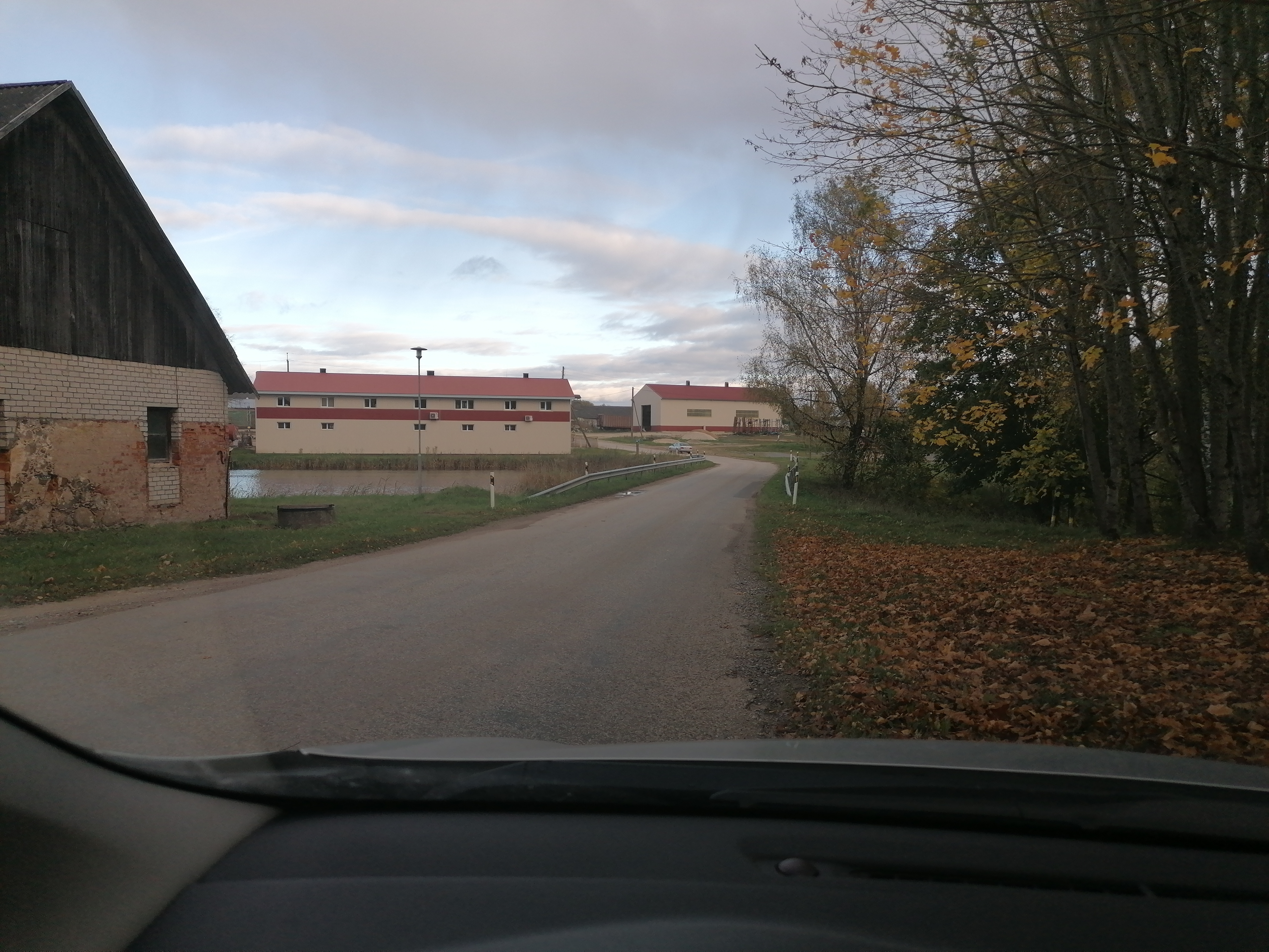 Kaarepere Manor Pikkjärve Manor in the 1970s. On the left Pikkjärve pais lake, the white house on the left was the house of the cattle manor workers before 1918. The long building across the lake is a sovhose-time workshop, behind which is the silk built during the Soviet period. On the right of the house is a manor-time water mill, which was dismantled in the 1970s and behind which the right is the Nava Round. rephoto