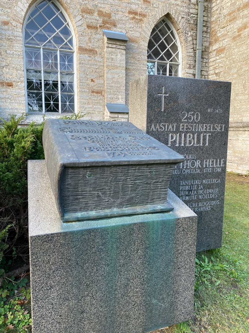 250 a eestikeelset piiblit - mälestuskivi Jüri kiriku juures. rephoto