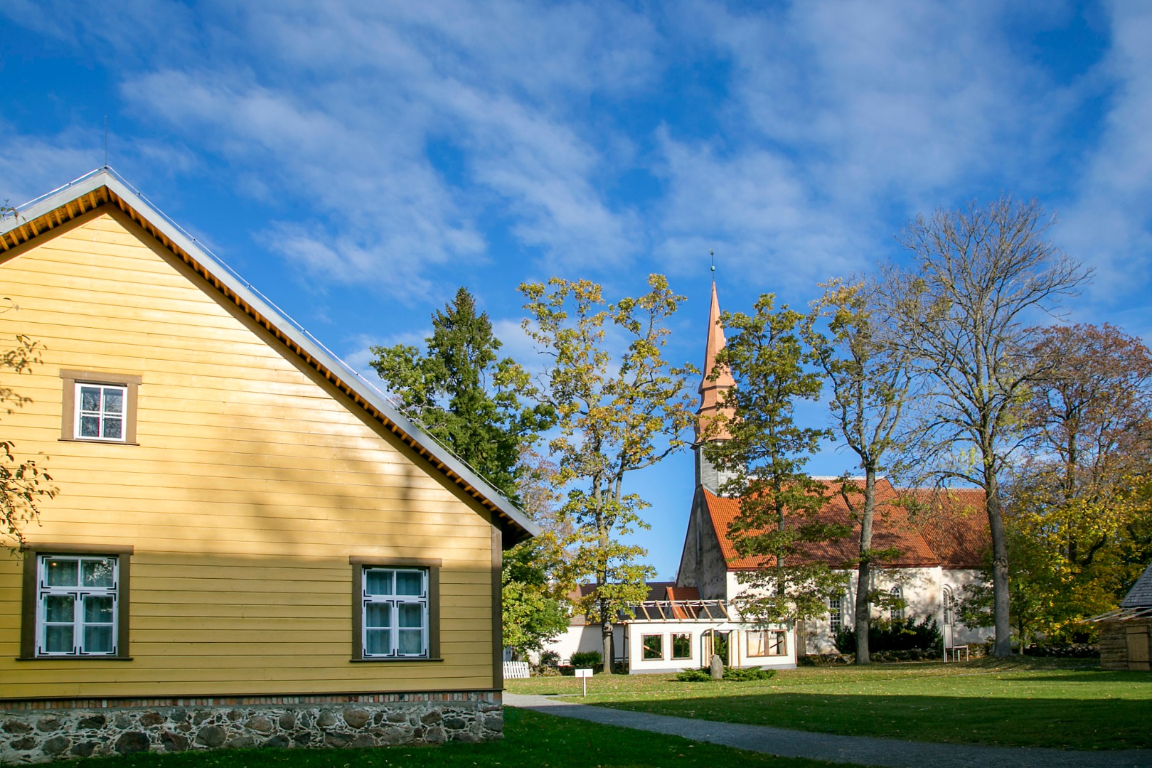 The methodology of the Oskar Lutsu Kihelkonna School Museum Marika Tekkel , the museum building, the pastorate and the Palamuse church. rephoto