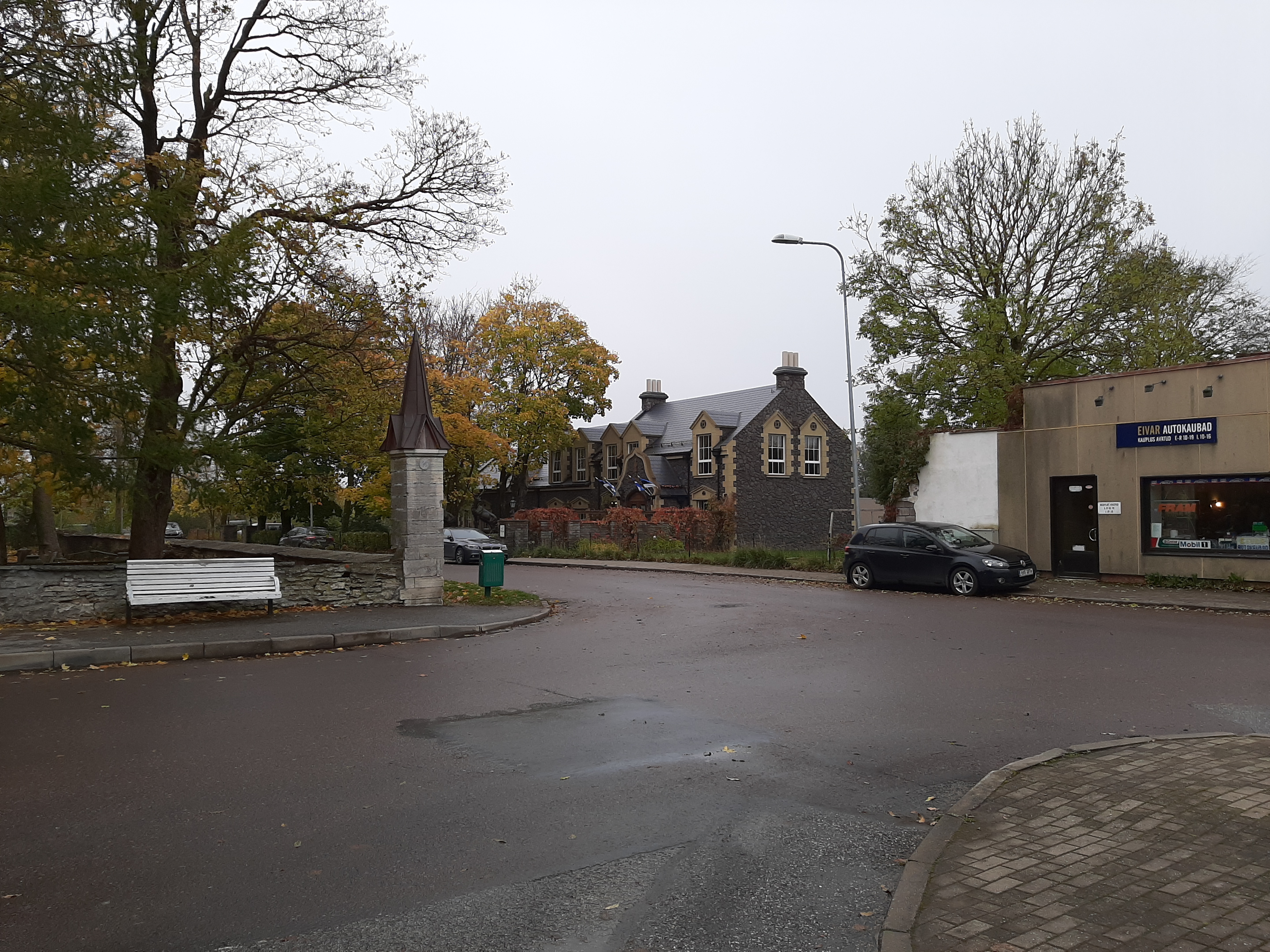 Bussipeatus kiriku ees Keilas rephoto