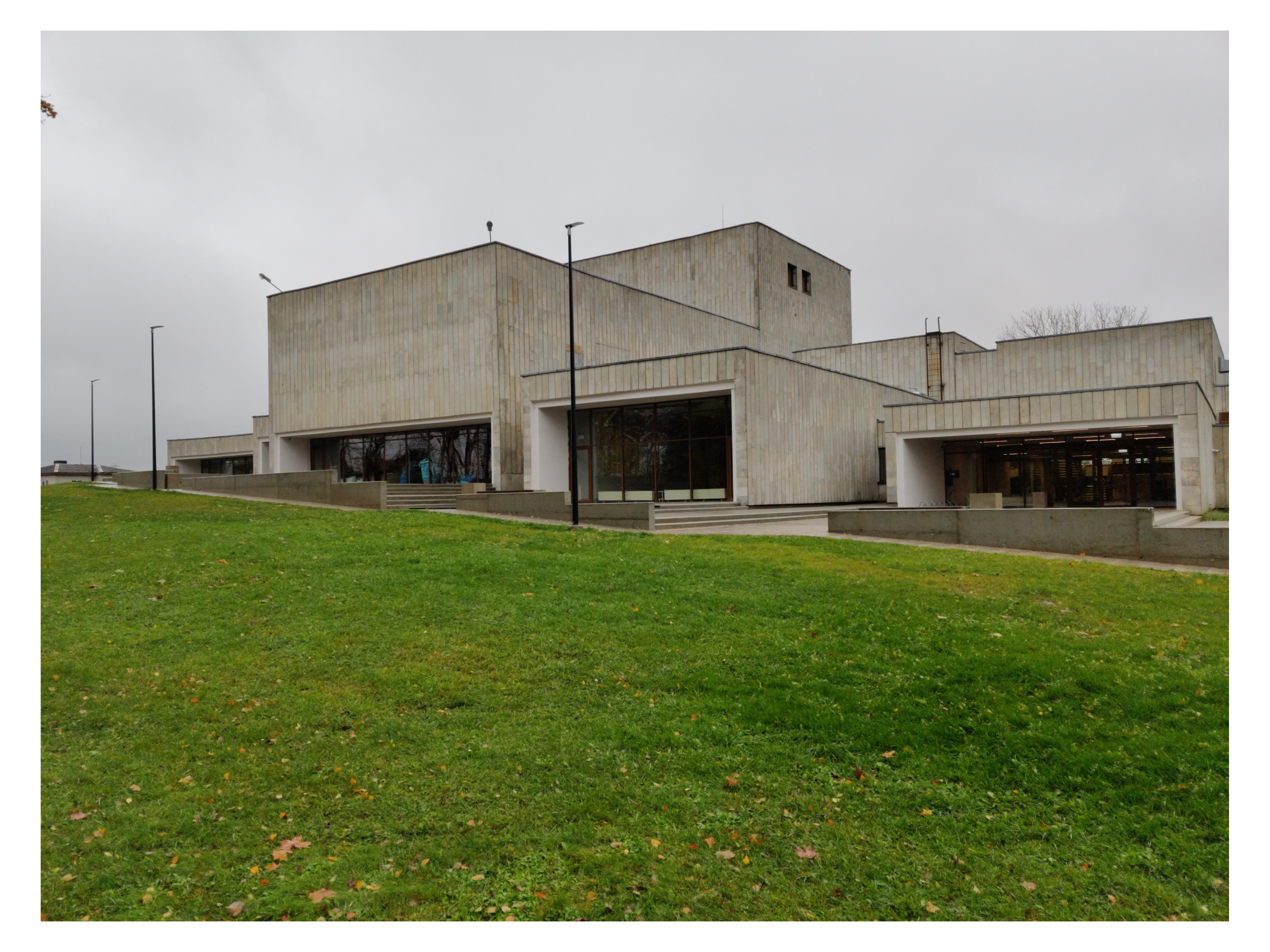 Tamsalu kultuurimaja, vaade hoonele. Arhitektid Peep Jänes, Tõnu Mellik; insener Mati Vahemets rephoto