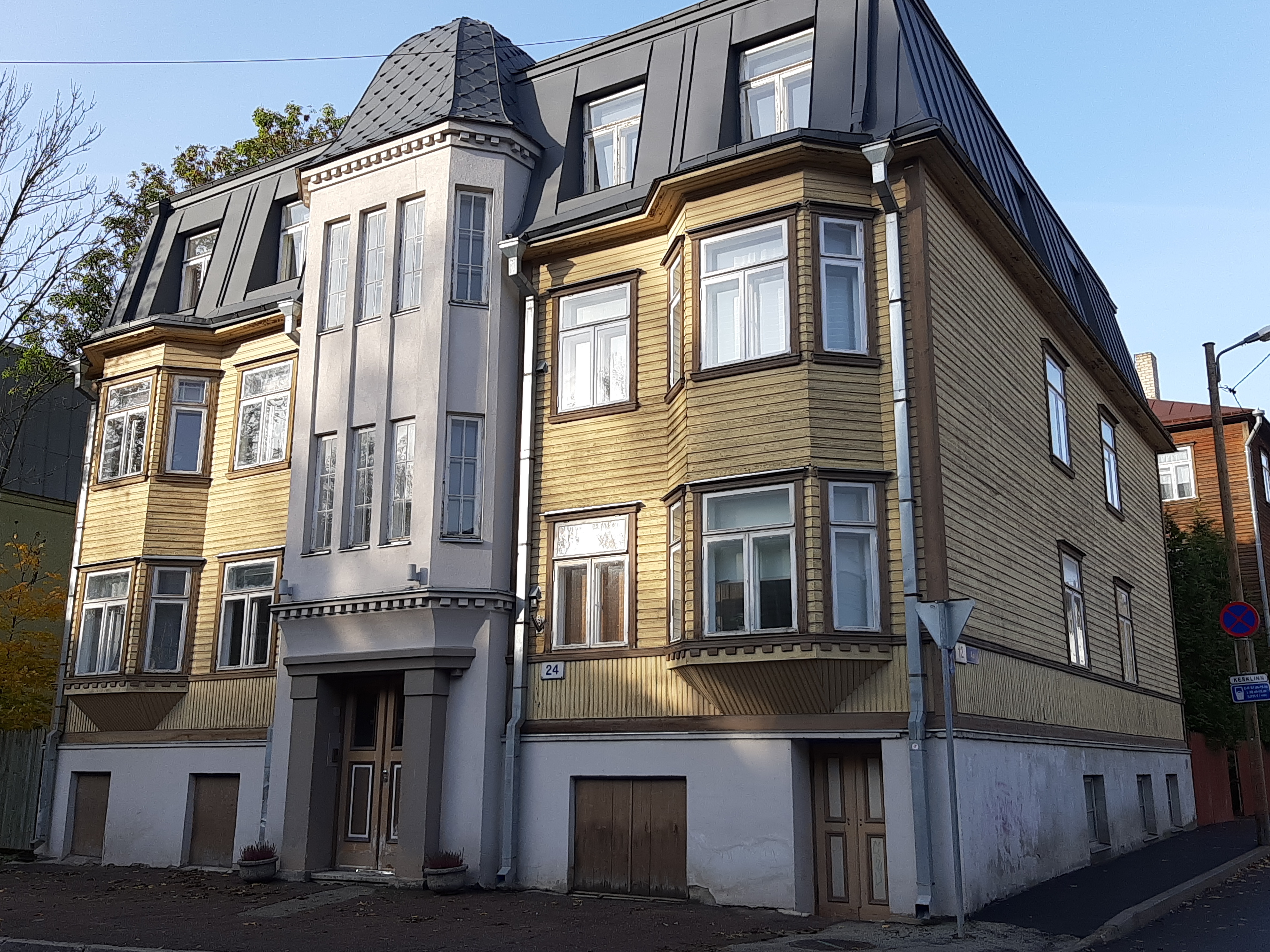 Apartment building in Tallinn, Kassisaba, Adamson St., view of the building. Architect Wilhelm Salemann (Vilhelm Saleman) rephoto