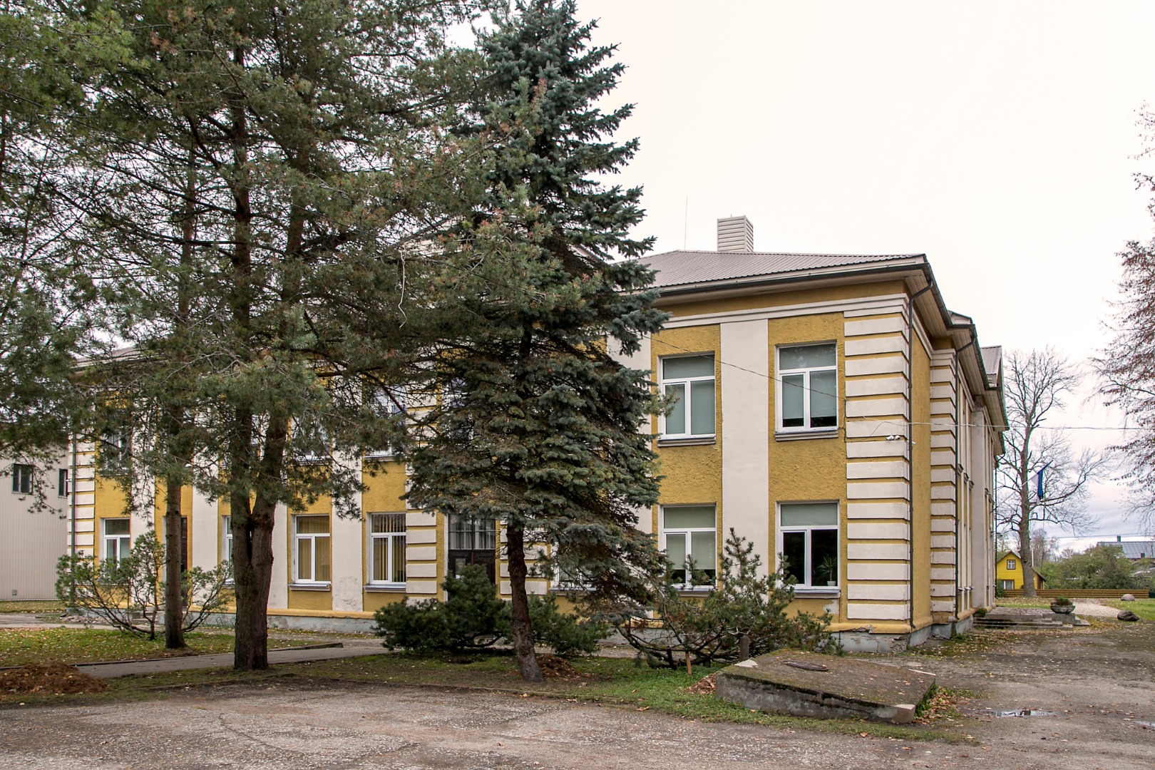 View of Mustvee's new secondary school building. rephoto