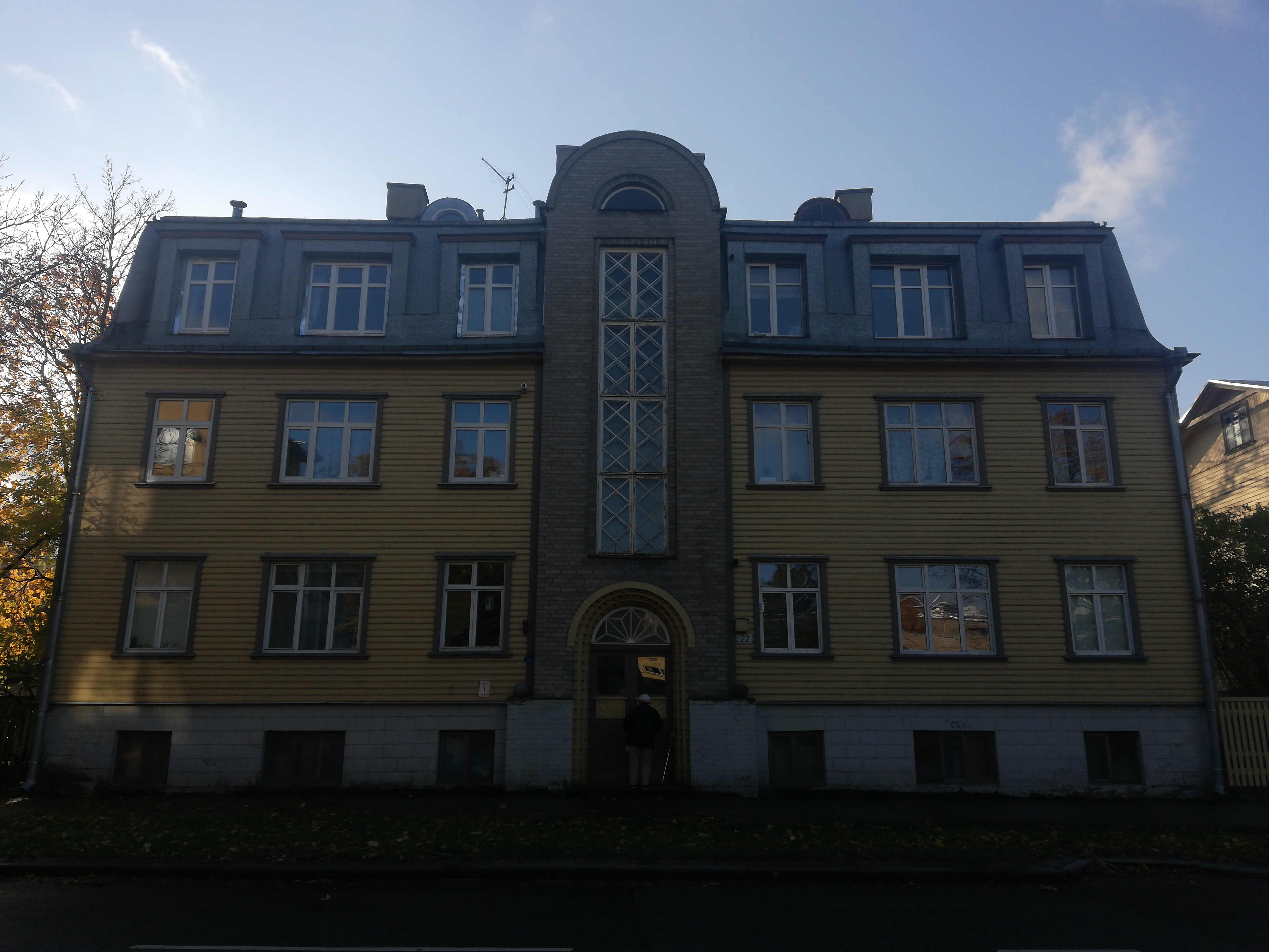 Triple wooden house Kunder Street 22, view of the facade. rephoto