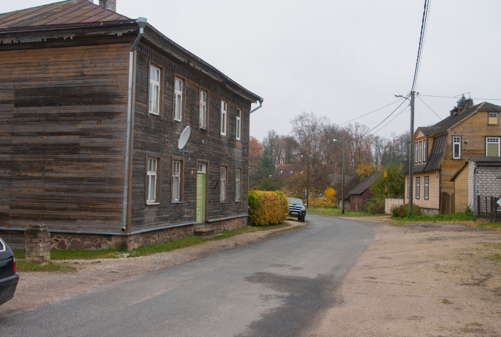 Seltskond enne ärasõitu tänaval mootorratast katsetamas rephoto