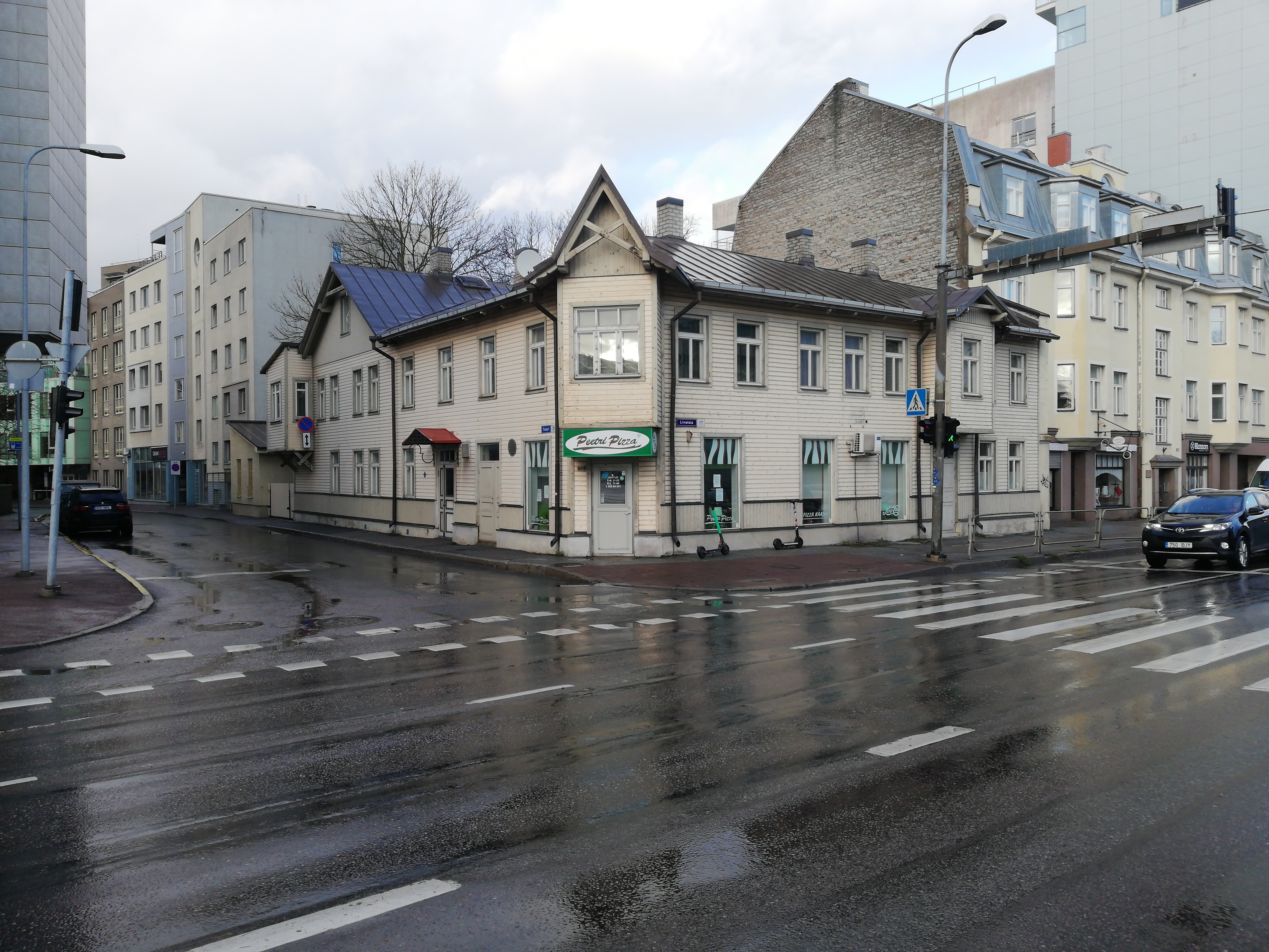 Tatari Street and Liivalaia Street No. 17 corner building. Double, repaired wooden house, storerooms on the first floor. rephoto
