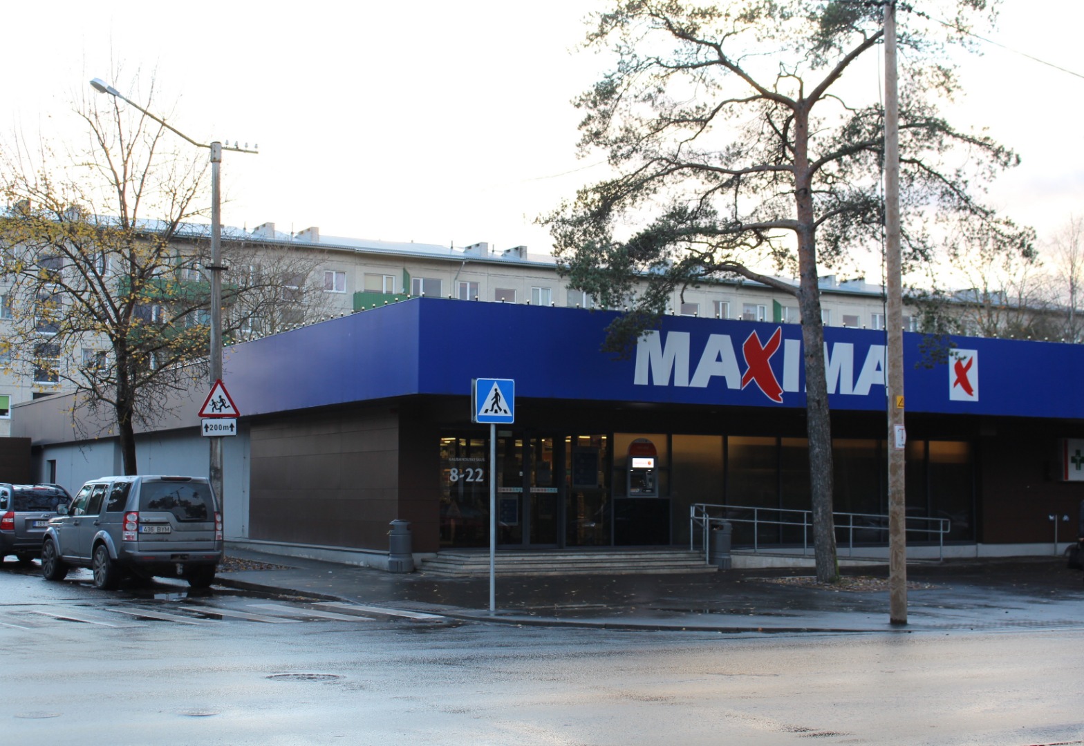 View of the food store on Männiku Valdeku Street.. rephoto