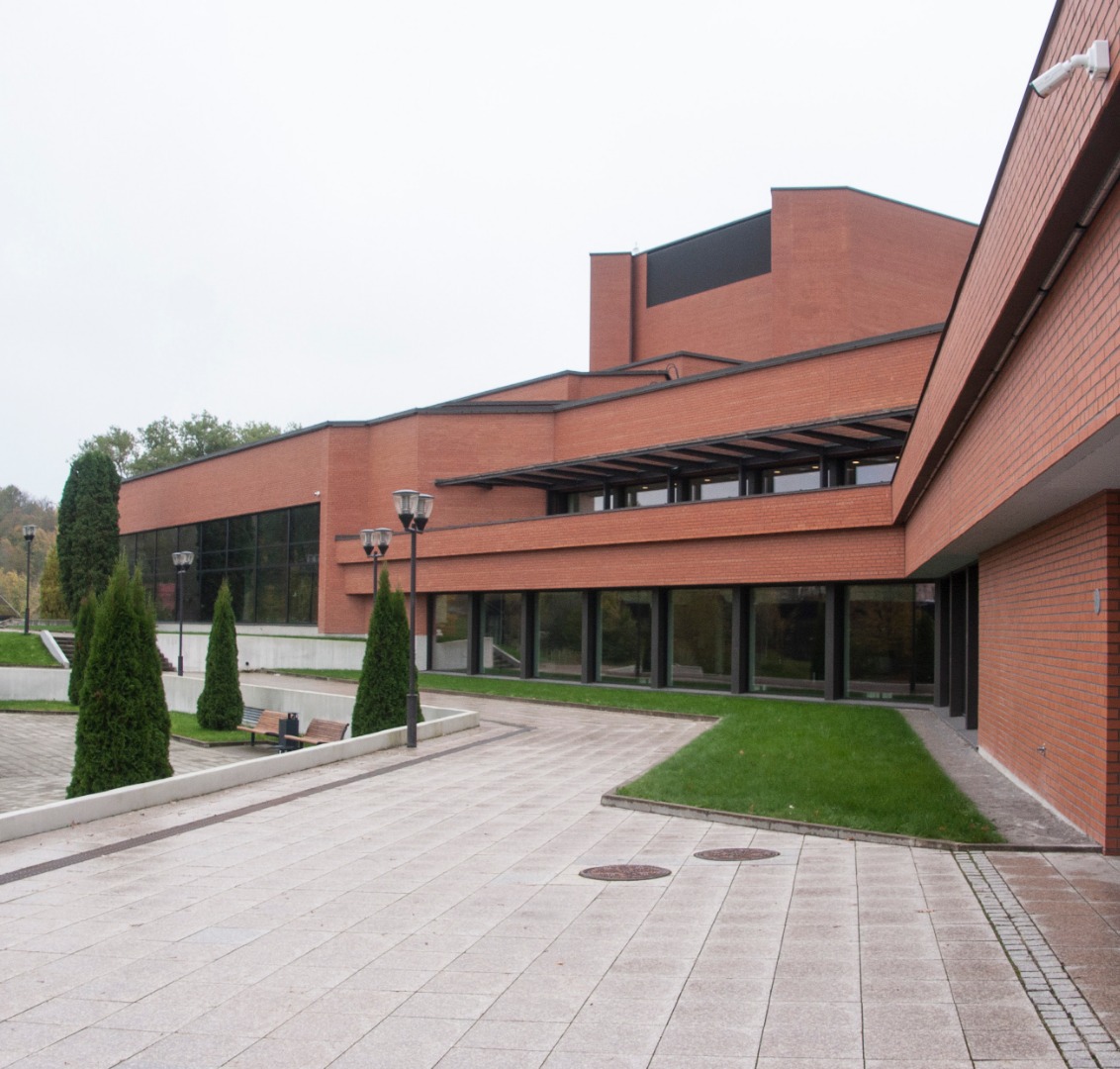 Teater Ugala Viljandis, üldvaade. Arhitektid Irina Raud, Inga Orav, Kalju Luts; sisearhitekt Mait Summatavet rephoto