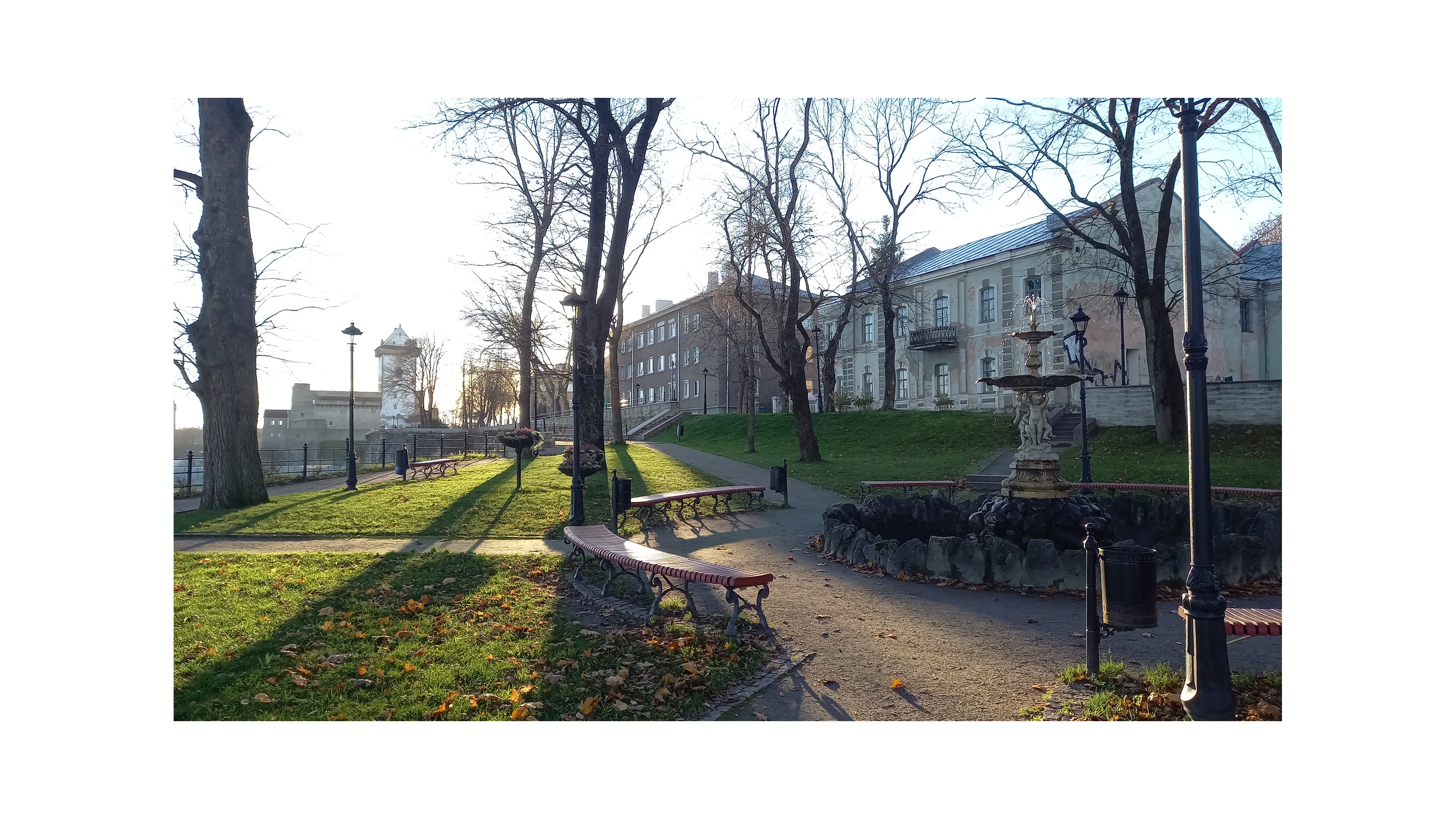 Puiestik bastionil Pax nn."Lasteaed" purskaevuga, taamal Hermani kindlus. rephoto