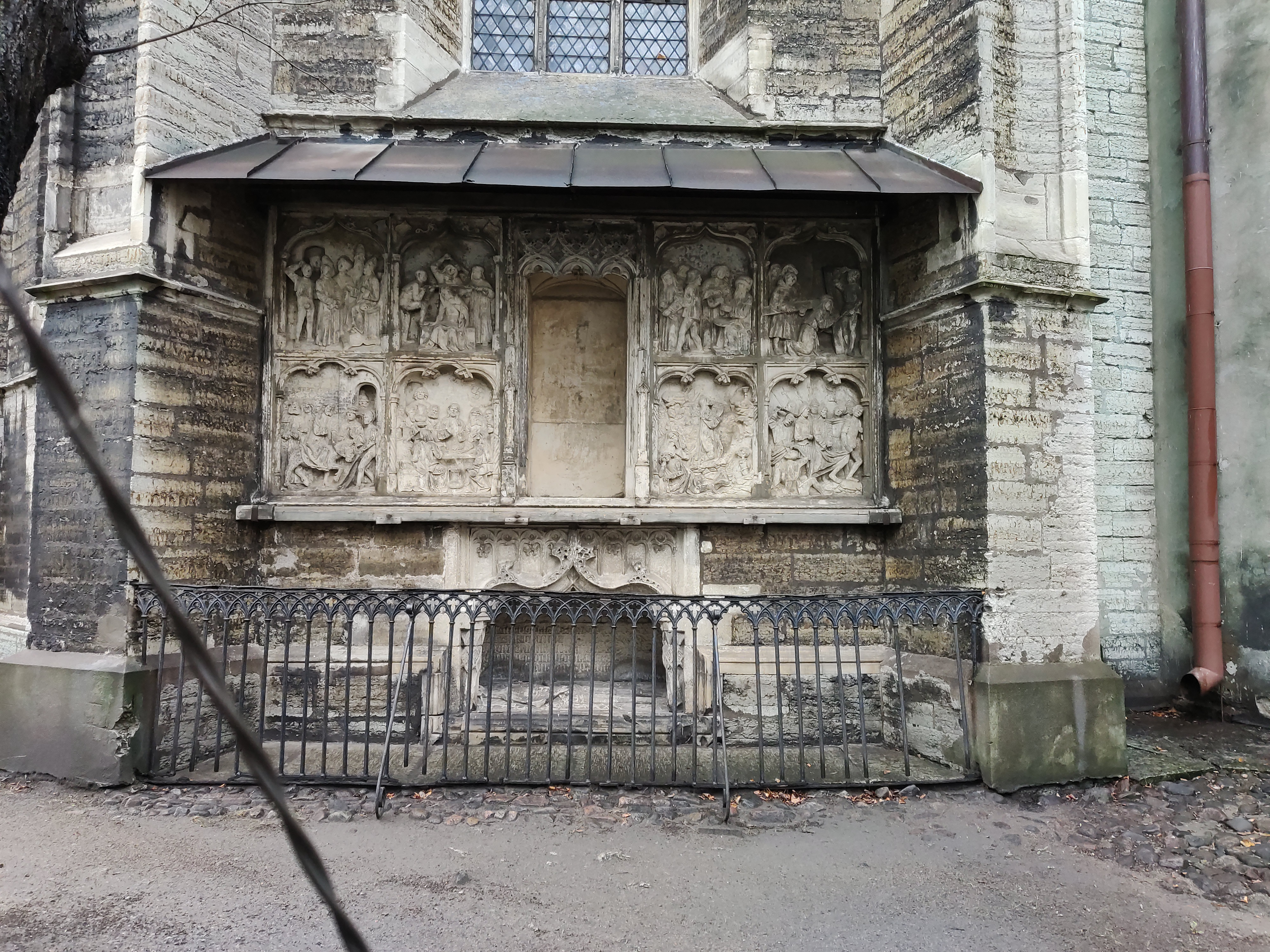 The barreljeef of the Oleviste Church. The gravestone in the middle of the Oleviste Church from 1913-1914 h. Pavels Kenotaaf. rephoto