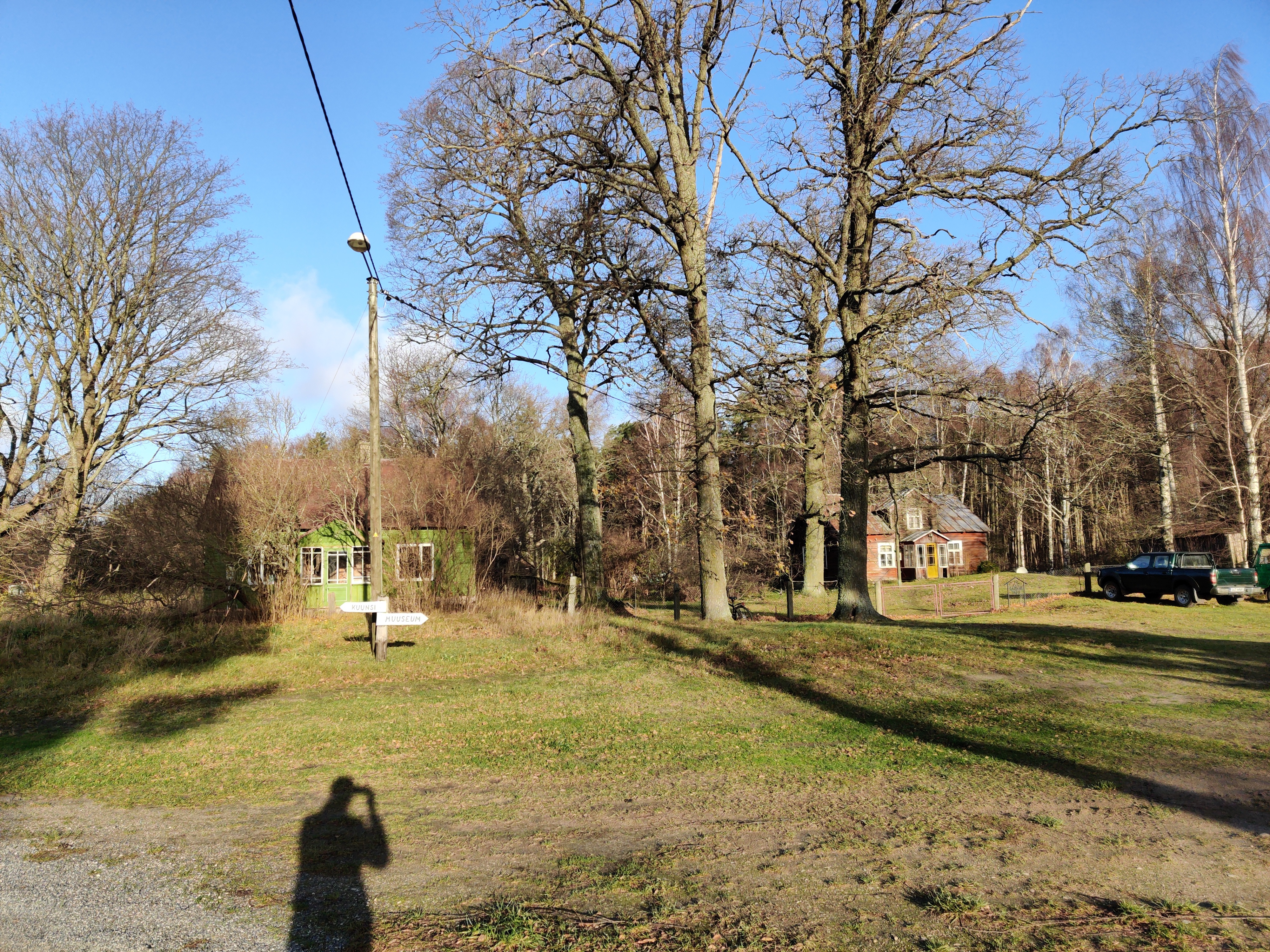 Ruhnu peatänav hotelliga. rephoto