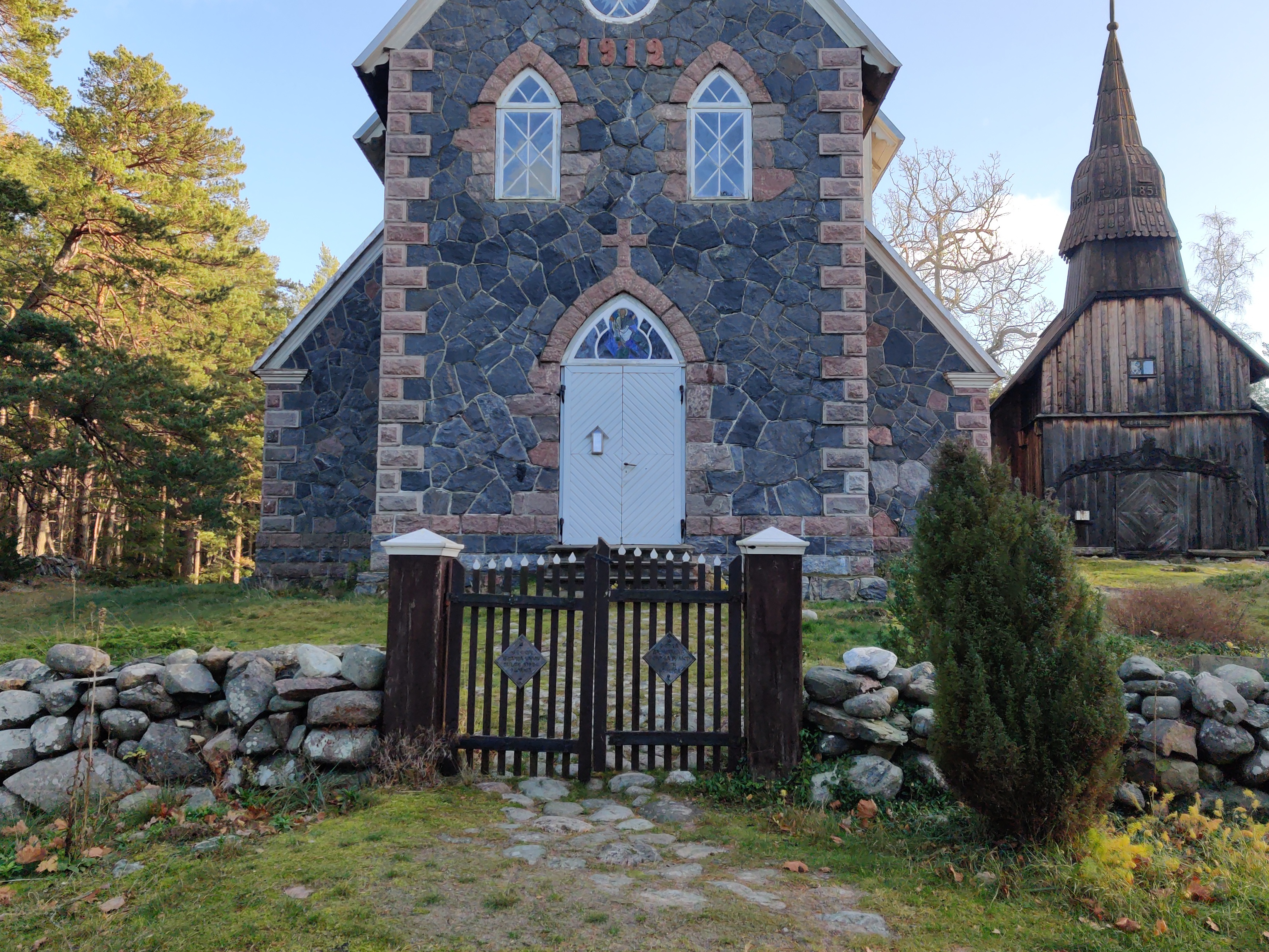 Grupp Ruhnu saare elanikke uue kiriku ees.
1937 rephoto