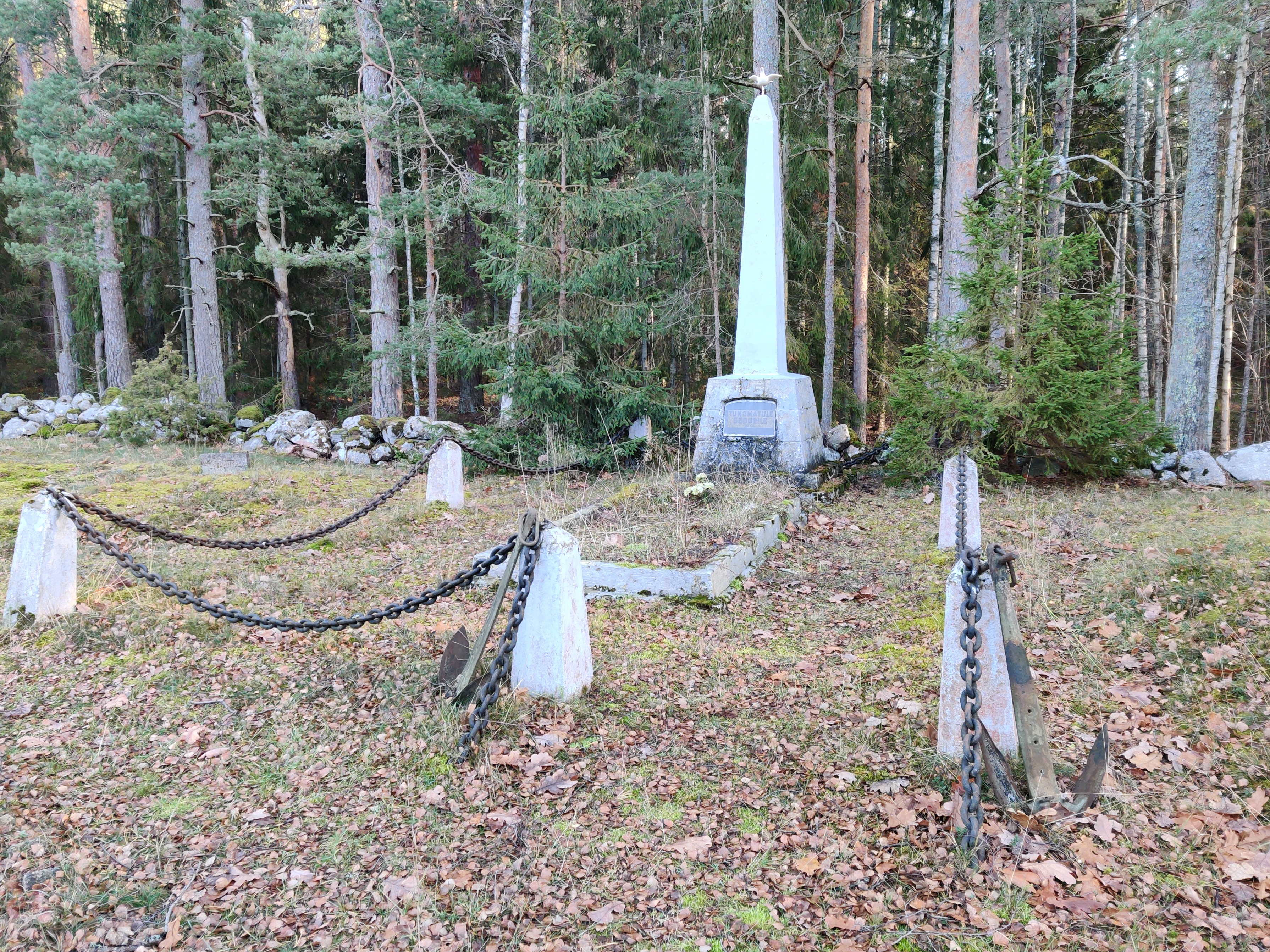 1944. aastal langenud tundmatule Nõukogude sõdurile püstitatud obelisk Ruhnu kalmistul rephoto