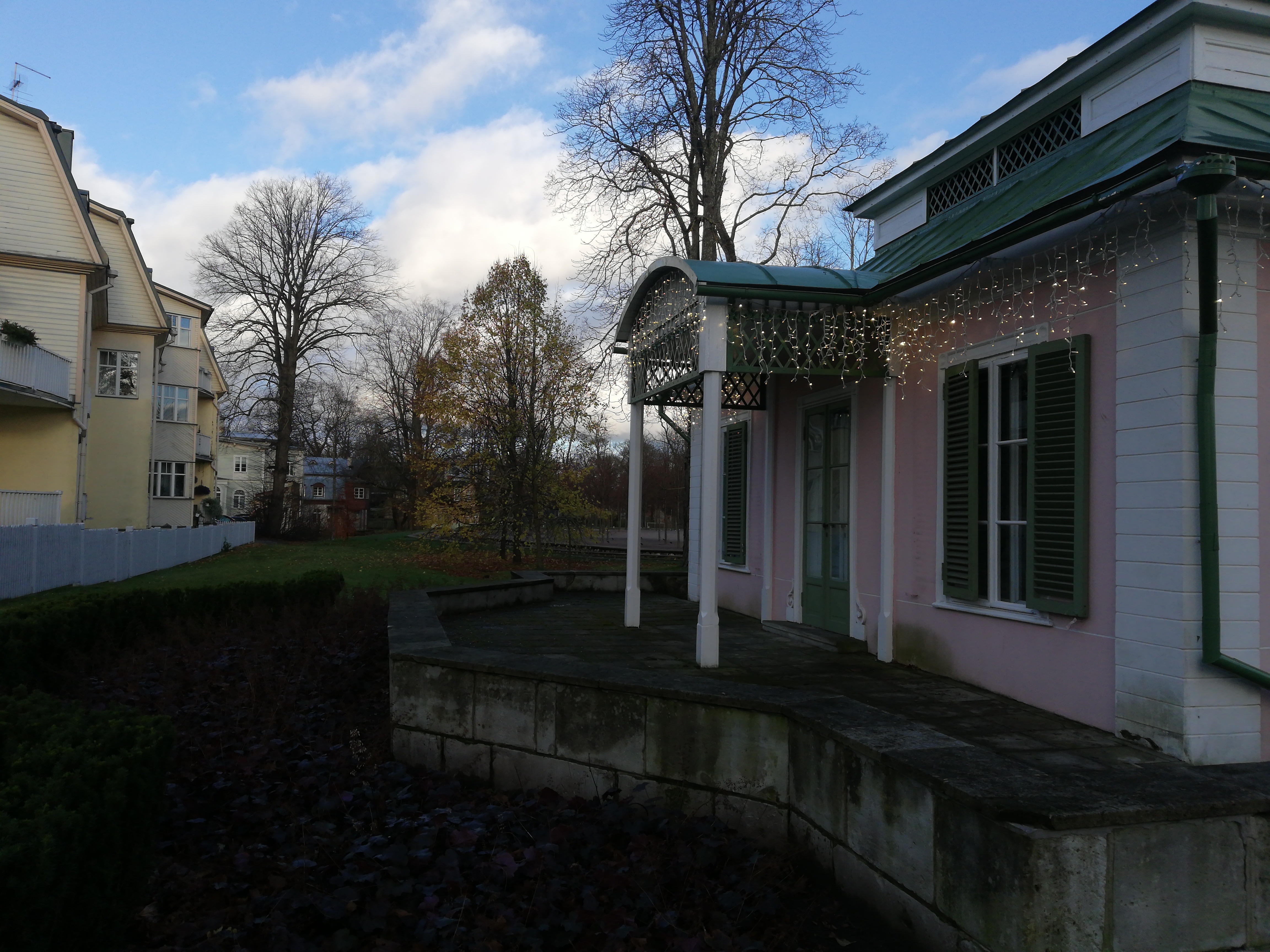 View of the building in Kadriorg. rephoto