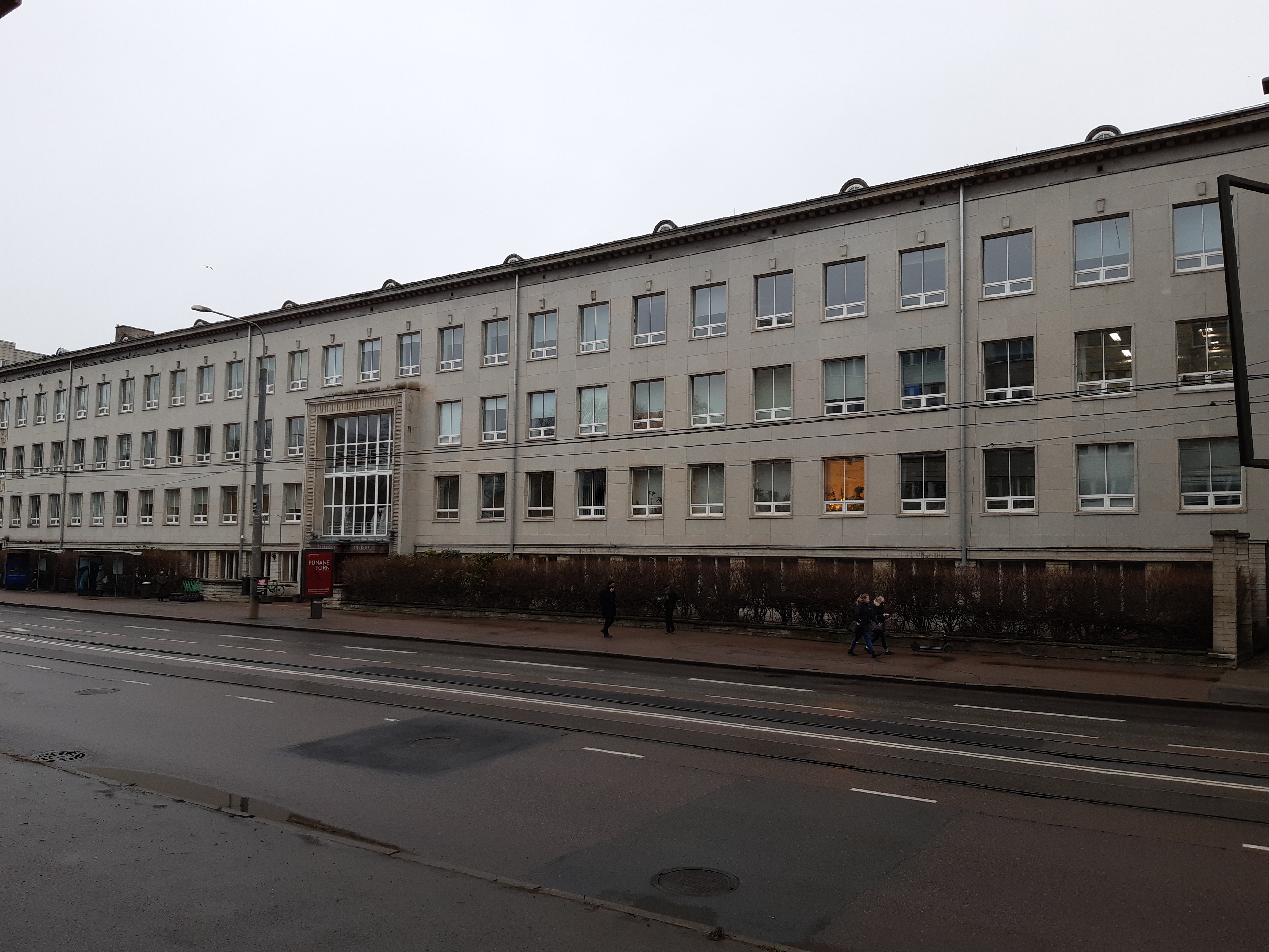 Koolimaja Tallinnas, endine Riiklik Kolledž, fassaadivaade. Arhitektid Alar Kotli, Erika Nõva rephoto