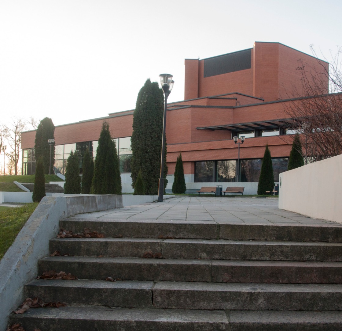 Teater Ugala Viljandis, eestvaade. Arhitektid Irina Raud, Inga Orav, Kalju Luts; sisearhitekt Mait Summatavet rephoto