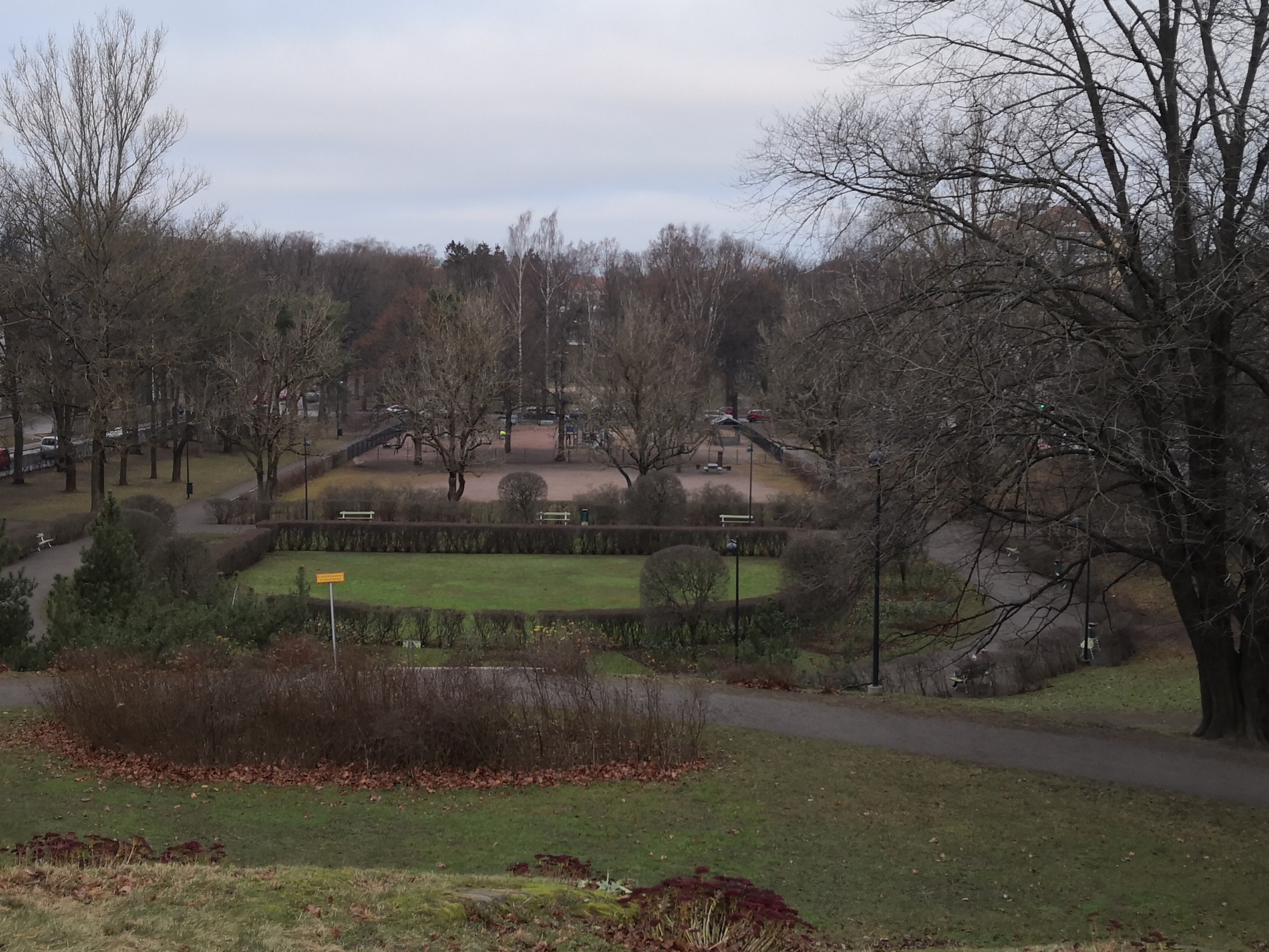 Näkymä Topeliuksen puistoon Töölön kirkon mäeltä. Taustalla keskellä näkyvät Humalistonkatu 9-13 rakennukset, oikealla Topeliuksenkatu 7-15. rephoto