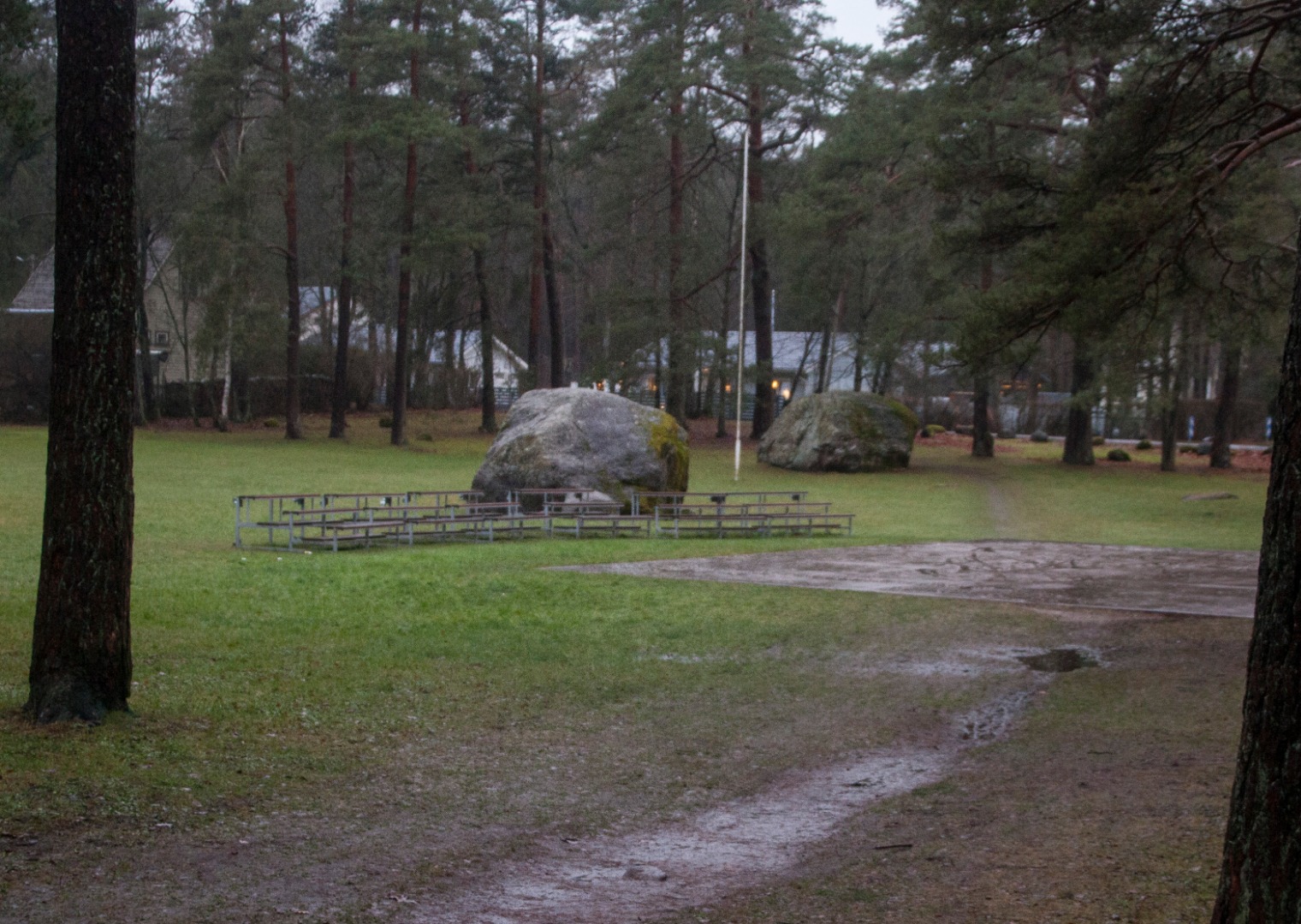 Kivid Aruküla männikus rephoto