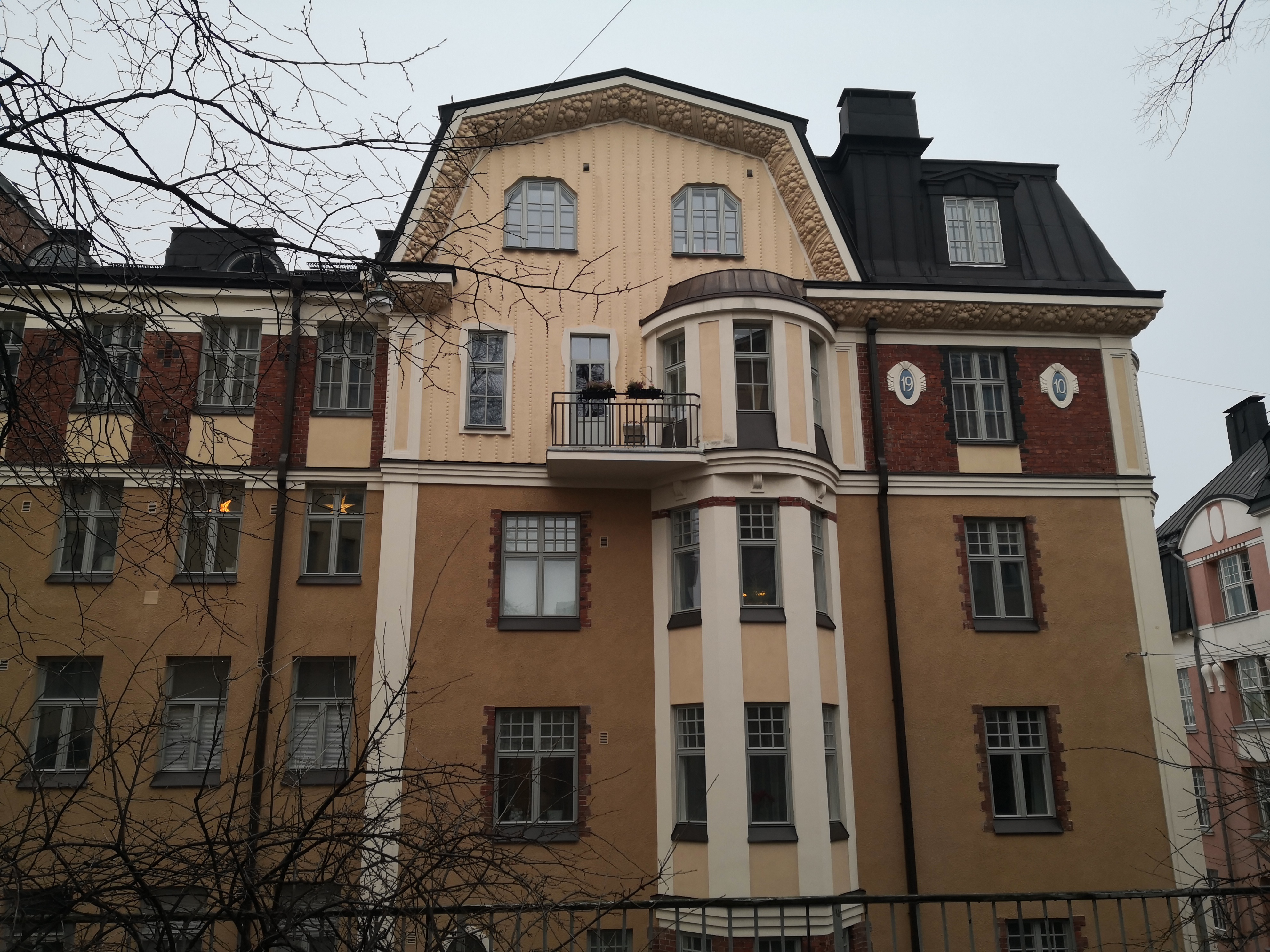 Kristianinkatu 7. Oiva Kallion 1910 suunnitelmien mukaan toteutettu 1880-luvun alussa rakennetun matalan kivitalon laajentaminen ja muodistaminen. Julkisivun yksityiskohtia. rephoto