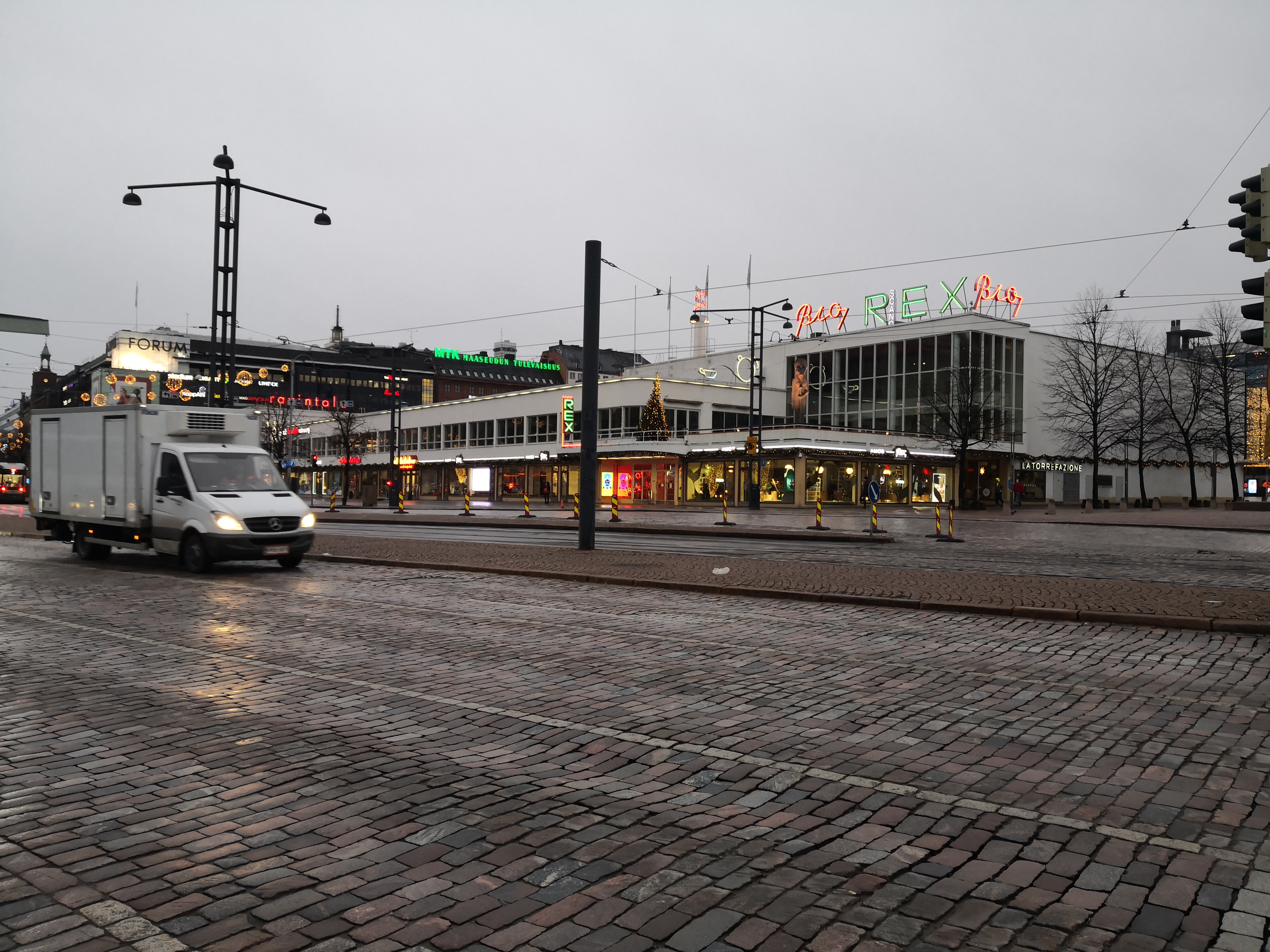 Lasipalatsi, Heikinkatu 28 (Mannerheimintie 22-24) iltavalaistuksessa. Etualalla Bio Rex ja HOK. Joulukoristelua. Rakennuksen piirtäneet Kokko, Revell ja Riihimäki, valmistunut 1936. rephoto