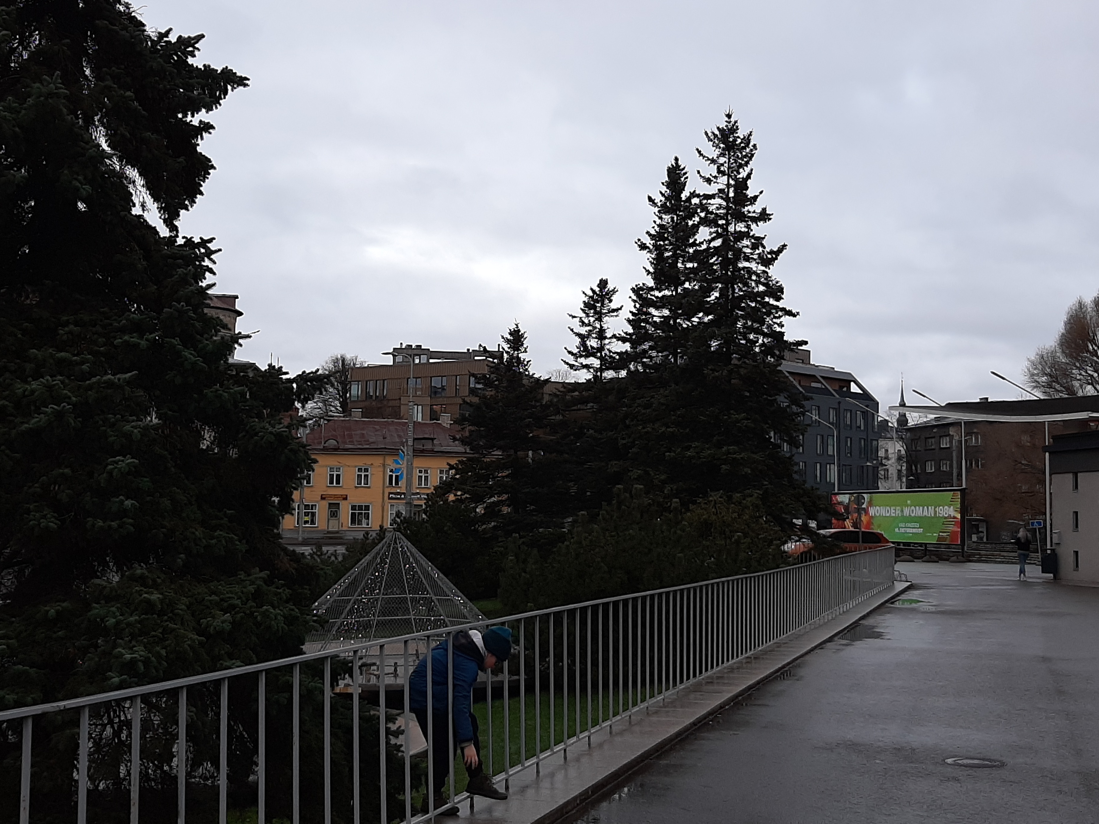 View of the buildings located at the crossing point of Pärnu road and Tõnismäe Street. rephoto