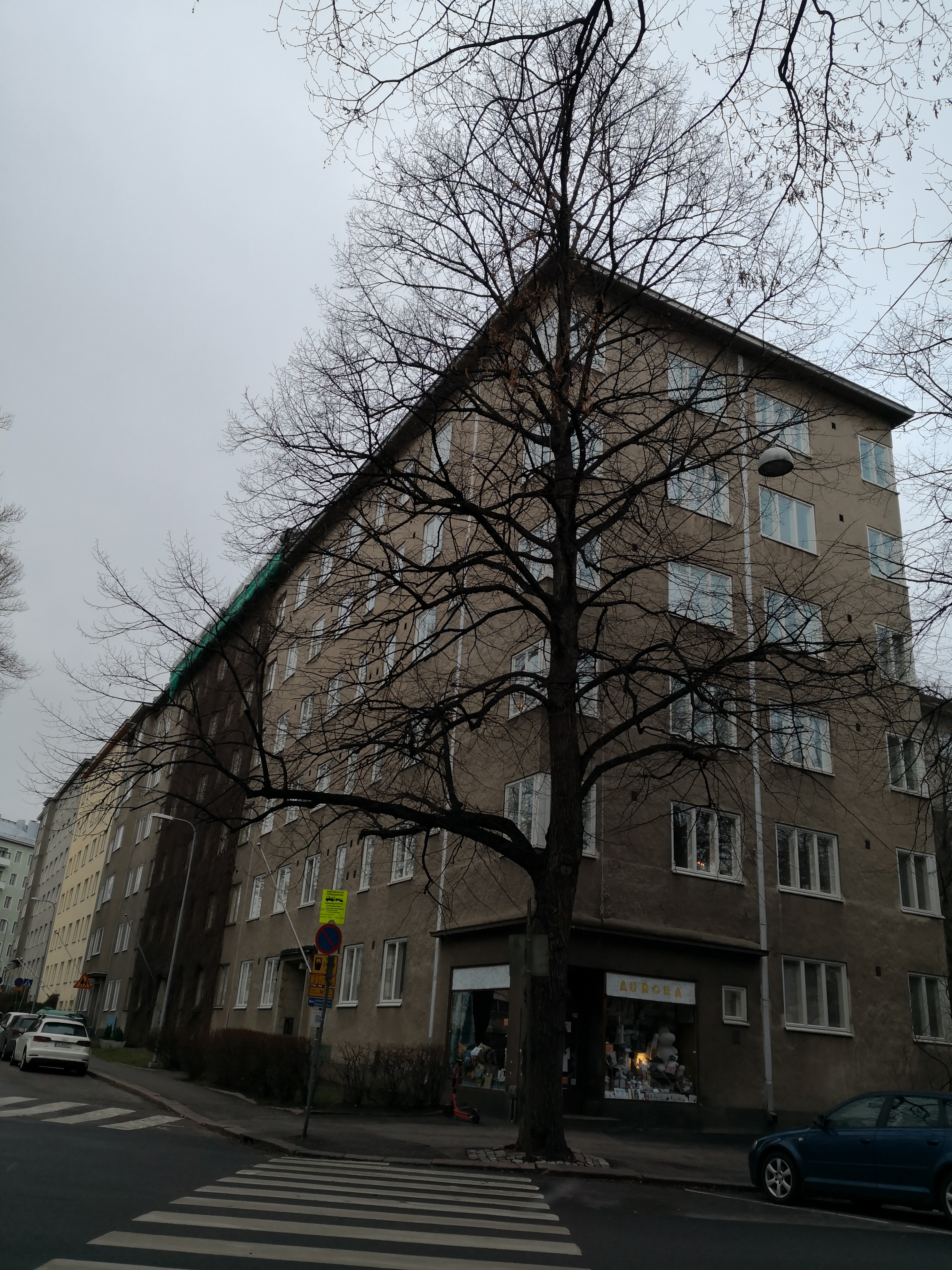 Kerrostalo Minna Canthin kadun ja Linnankoskenkadun kulmassa. Minna Canthin katu 1,3. Kivijalassa myymälä. rephoto