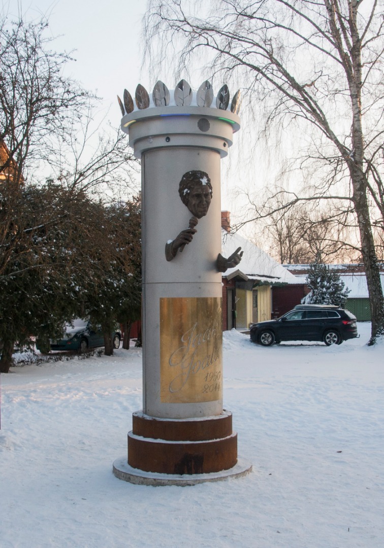 foto, Viljandi, Posti tn- Koidu tn nurk, park, Jaan Sihver, büst, 1979, foto E. Veliste rephoto