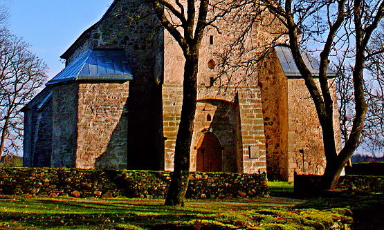 Püha  kirik, lähivaade läänefassaadile rephoto