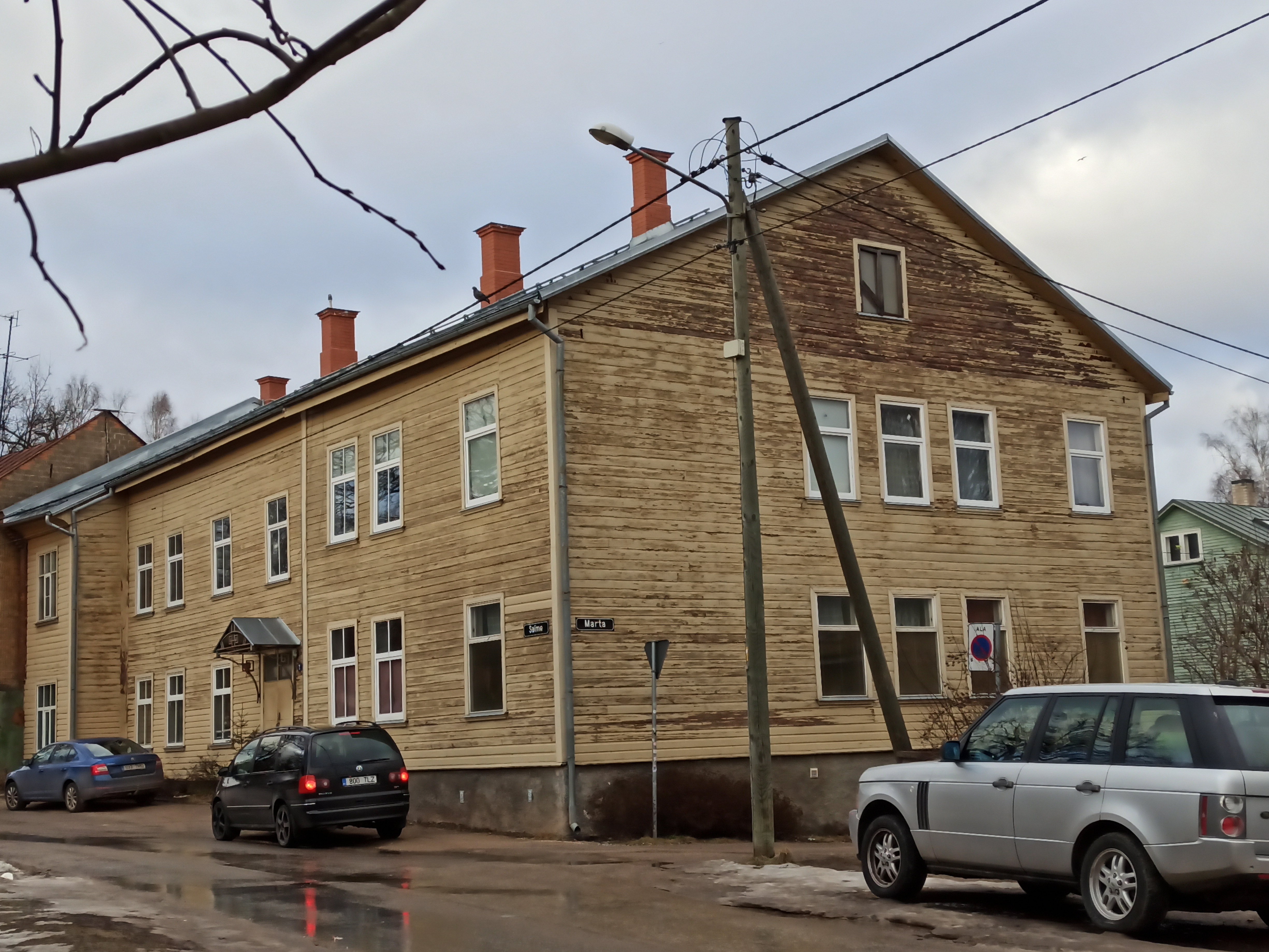 Karlova linnaosa: Salme t 2. Tänavavalgustuslamp, tänavasildid majal. Tartu, 1990. rephoto