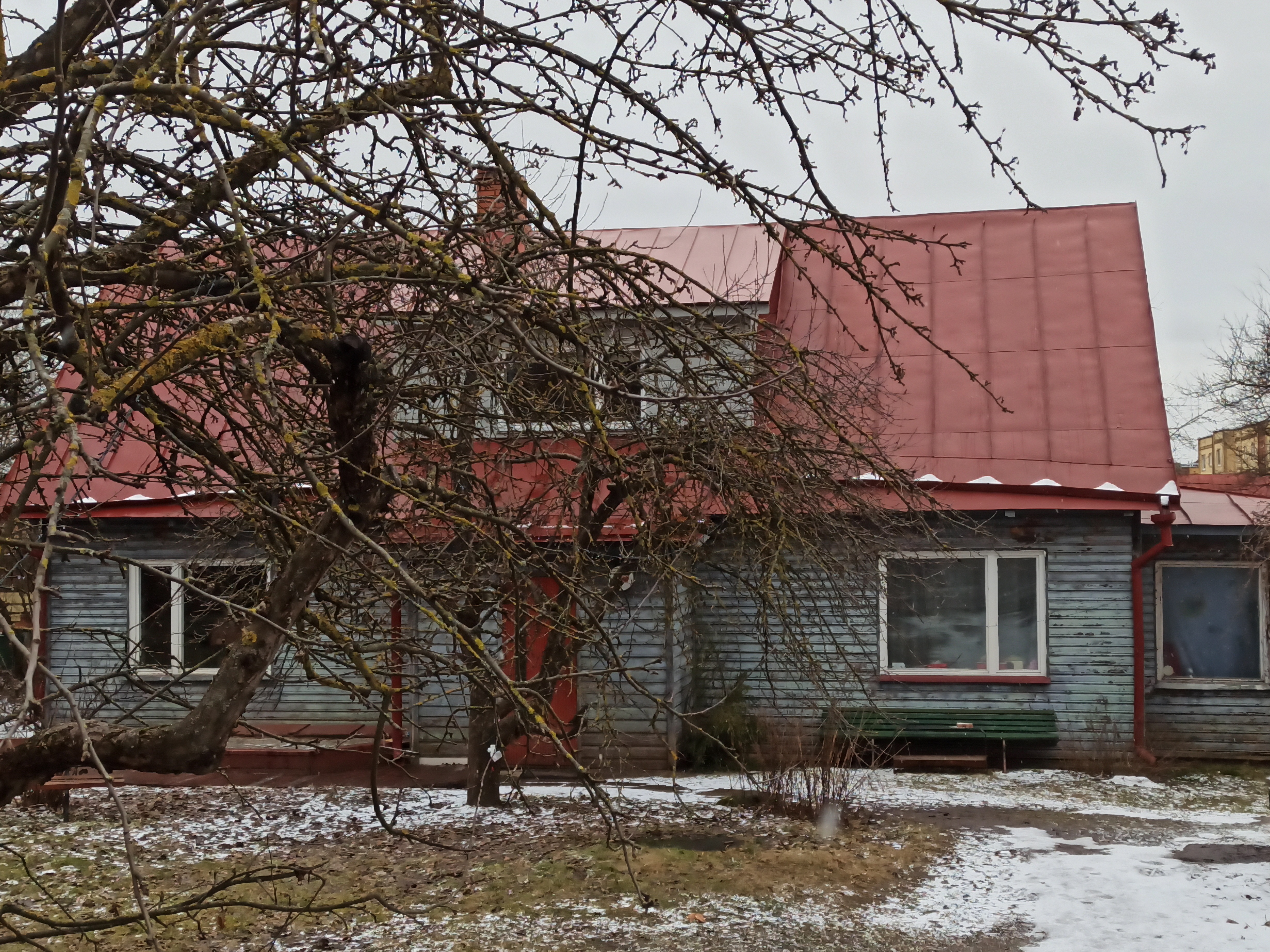 Karlova linnaosa: Salme t 18. Jalgratas maja ees; aed. Tartu, 1990. rephoto