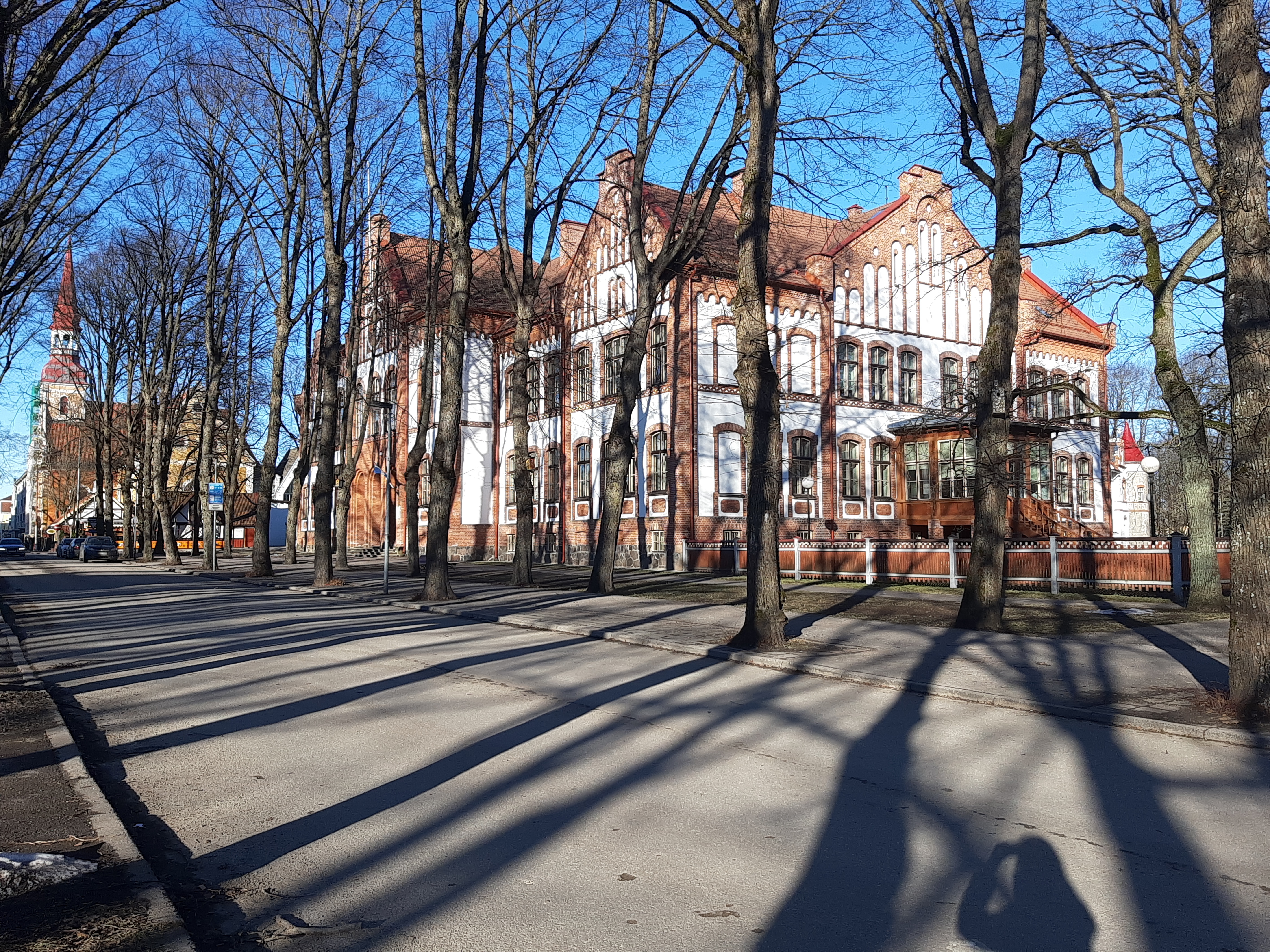 Tütarlaste gümnaasium Pärnus, vaade piki tänavat. Arhitekt August Reinberg rephoto