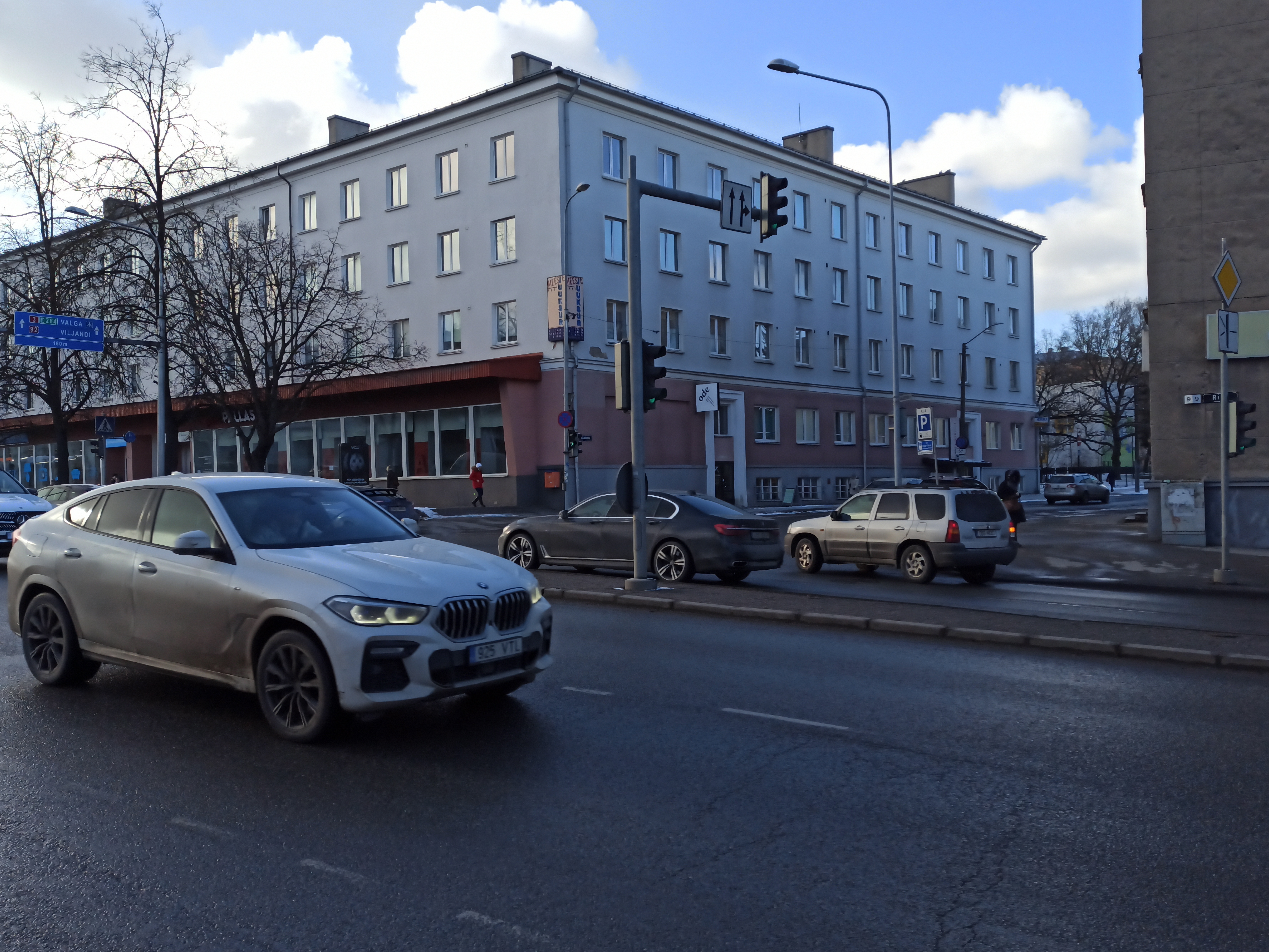 The organised run of the Estonian Green Movement through the city of Tartu in gas masks and respirators to highlight the need to improve the city's air environment. rephoto