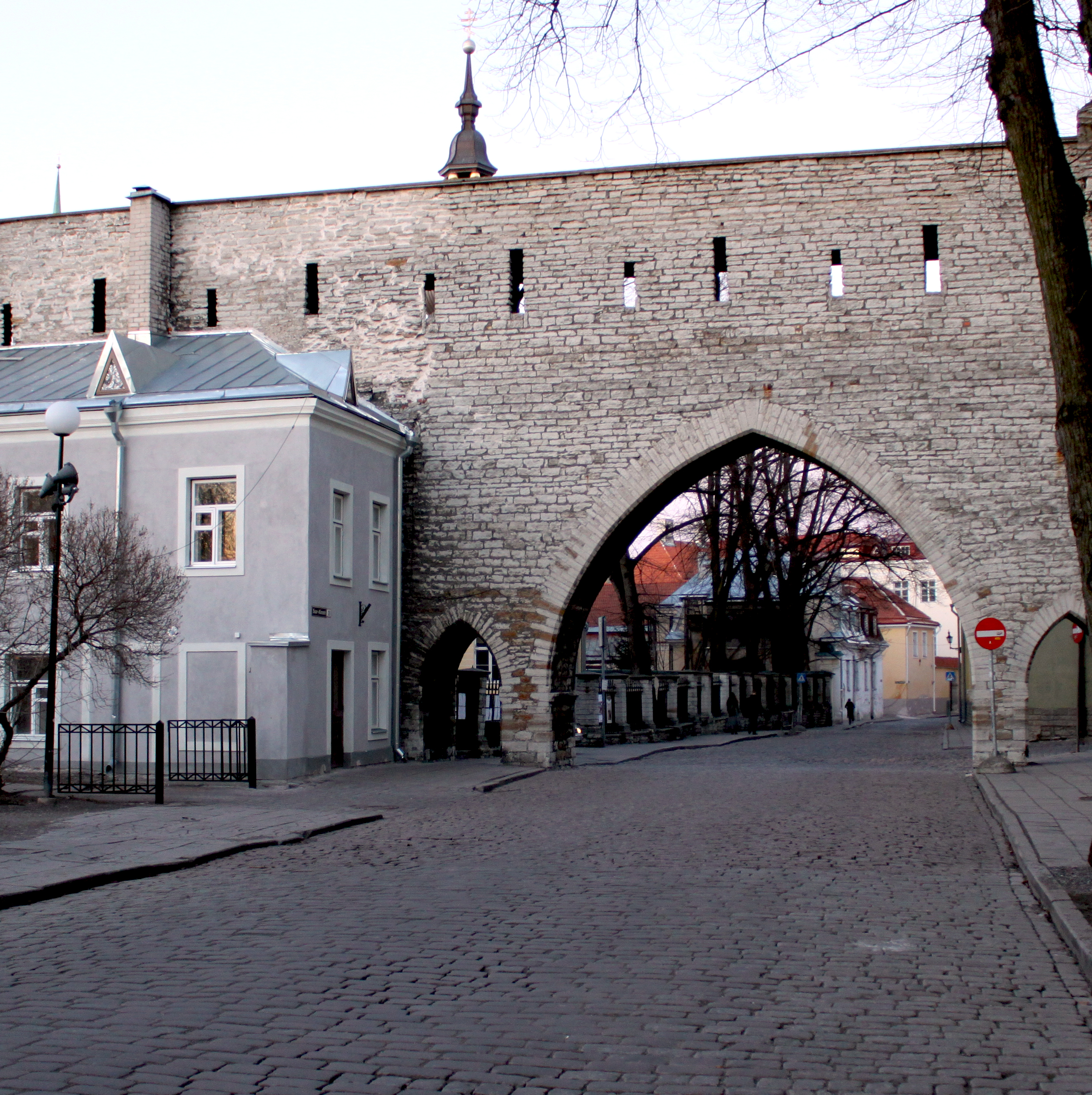 Suur-Kloostri tänav linnamüüri kohal rephoto
