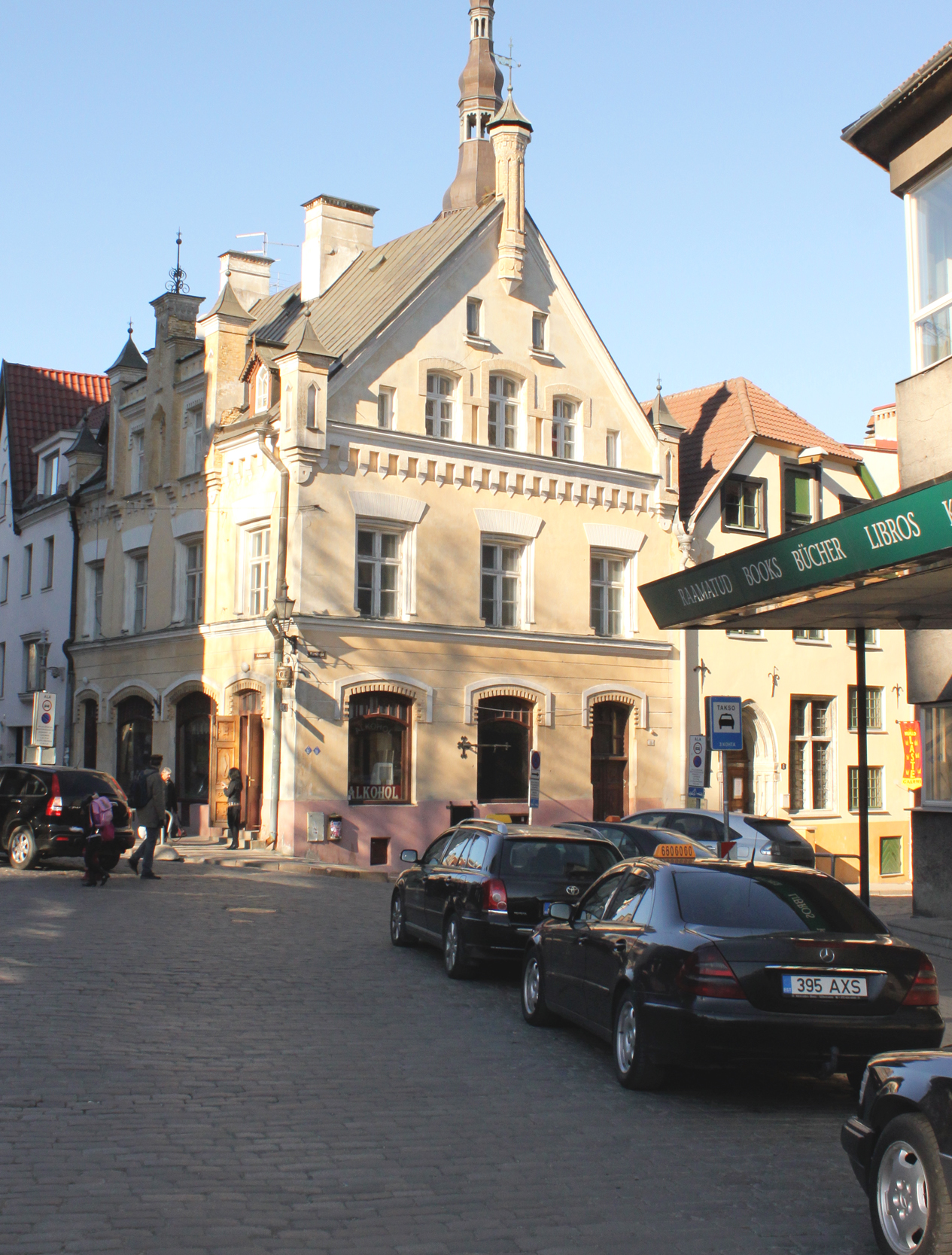 Maja Kullasepa (Harju) ja Kuninga tänavate nurgal. (Kuninga tn 1) rephoto