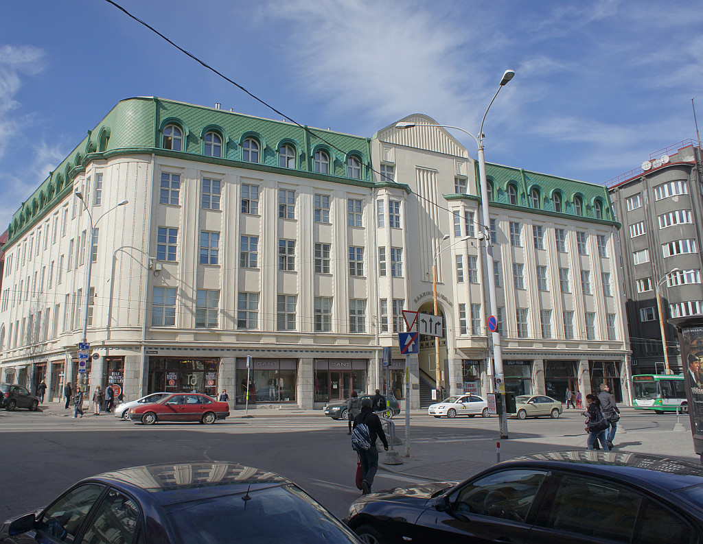 Hoone Pärnu mnt nr 10, Suur-ja Väike-Karja tänavate vahel. Eestvaade. rephoto