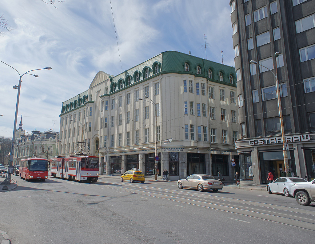 Hoone Pärnu mnt nr 10, Suur-ja Väike-Karja tänavate vahel. Vaade turu poolt. rephoto