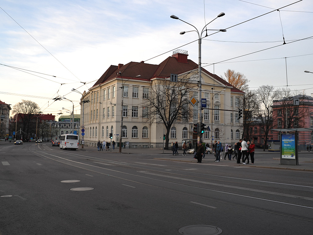 Hoone Jaani tänava (Pärnu mnt) ja Estonia pst nurgal. Kommertsgümnaasium (Merekool) rephoto