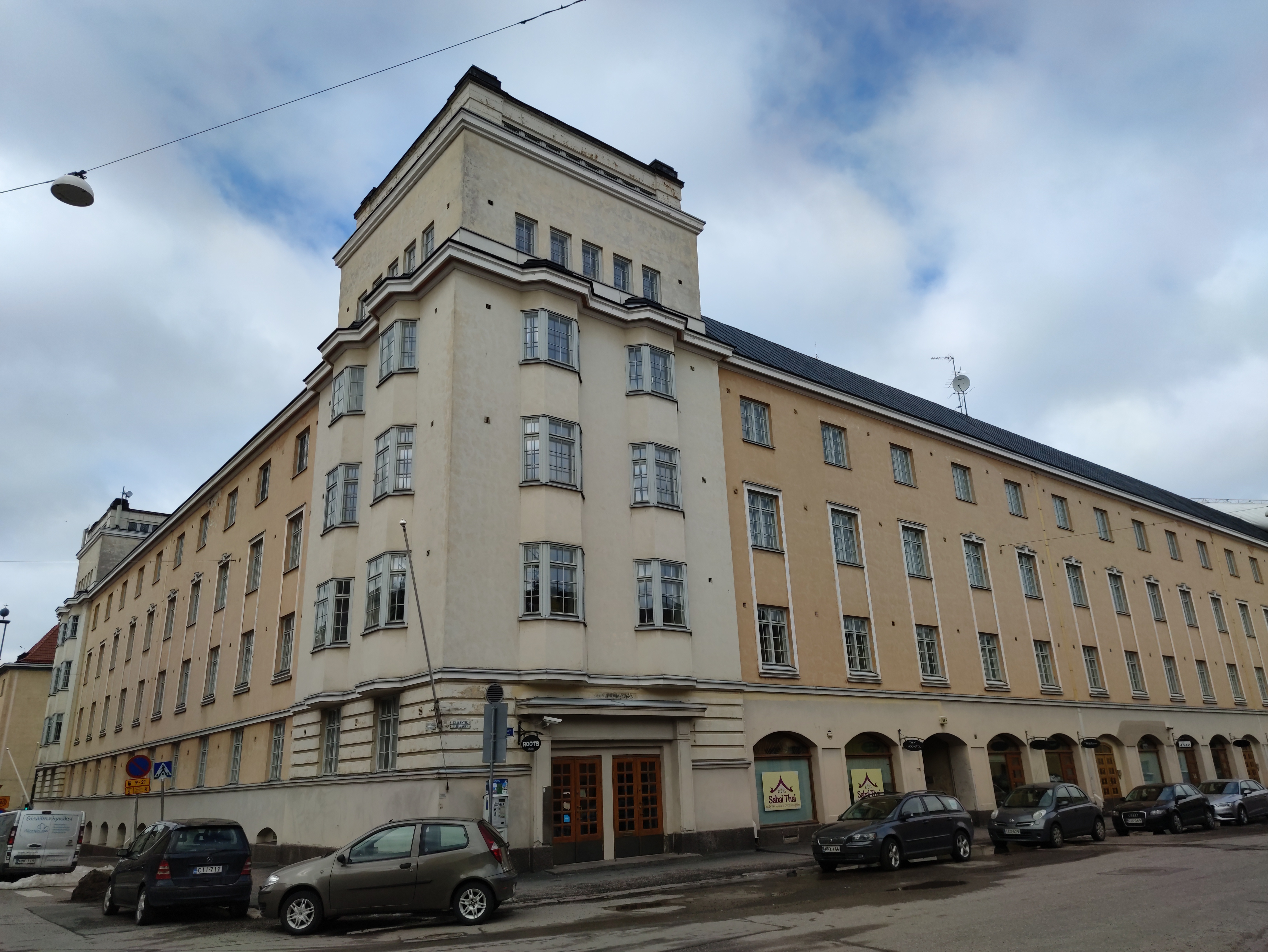 Sturenkatu 43 - 45, Kangasalantie 5. Rakennuksessa toimi kauppahalli, Piltti, sähköliike, Vallilan leninkikeskus, parturi ja Elanto. rephoto