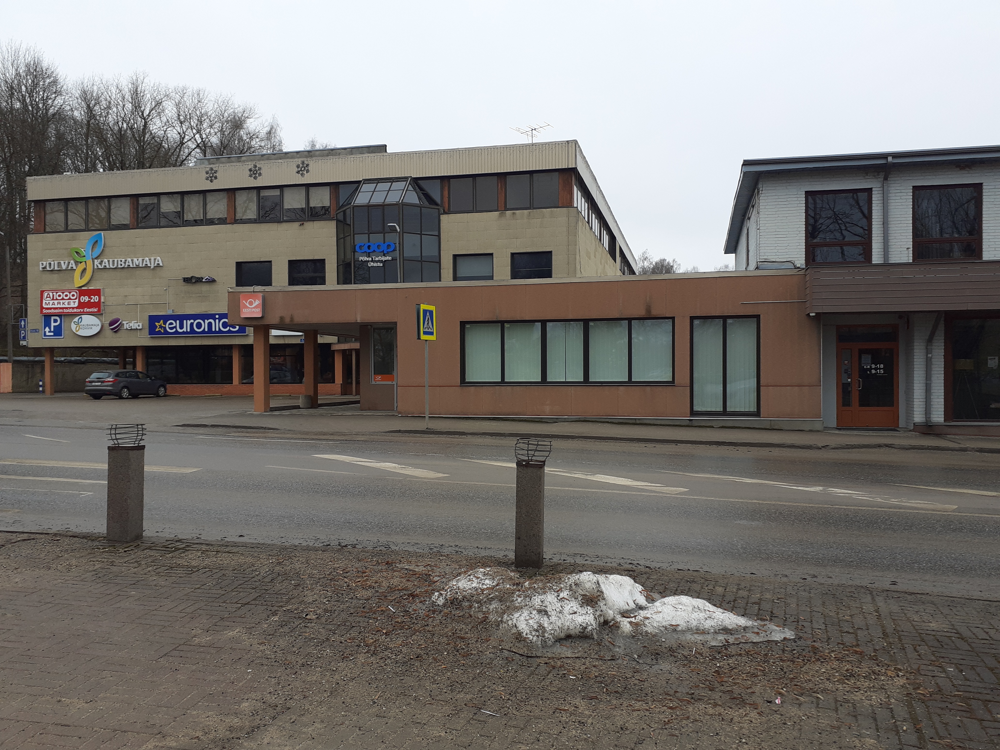 Valimisreklaam Põlva kaubamaja aknal rephoto
