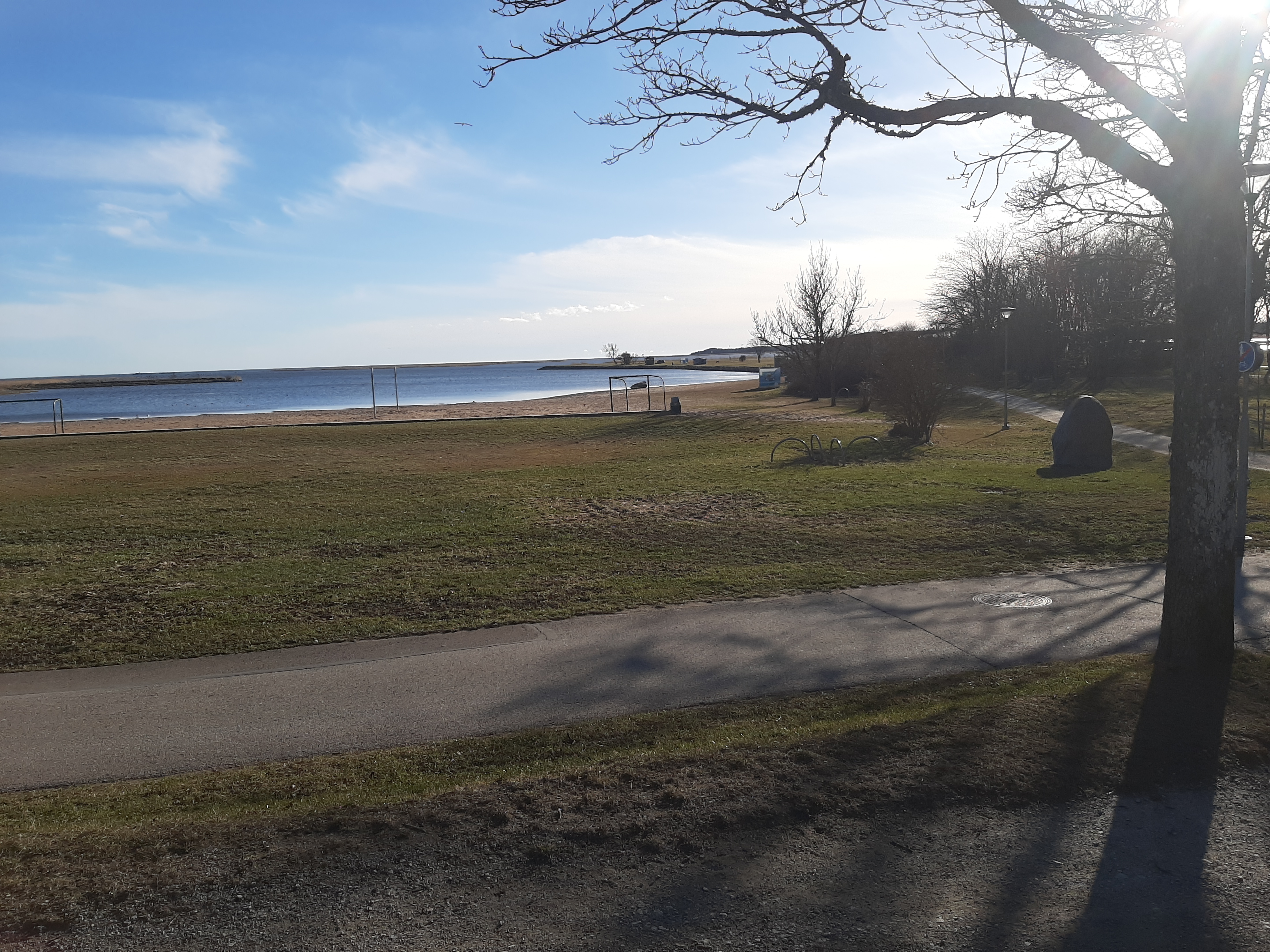 Kuressaare rand, taamal rannakohvik ja linnus rephoto