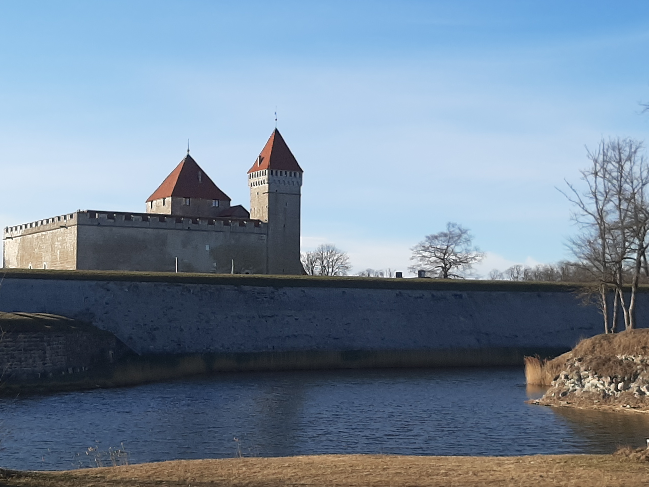 Kuressaare kindlus, vaade kagukurtiinile ja linnusele rephoto