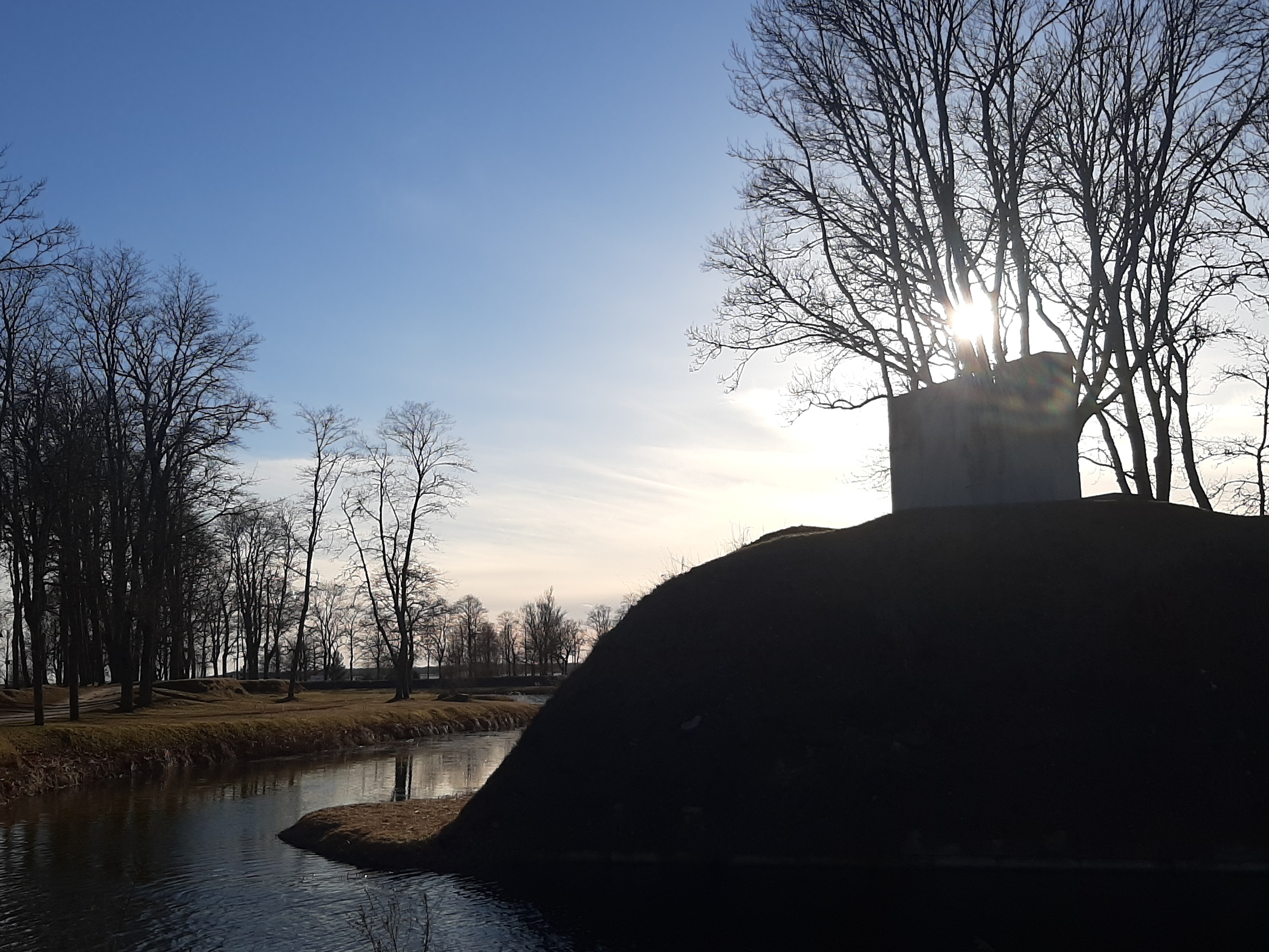 Noored talvel Kuressaare lossipargis, taamal Kuressaare linnus rephoto